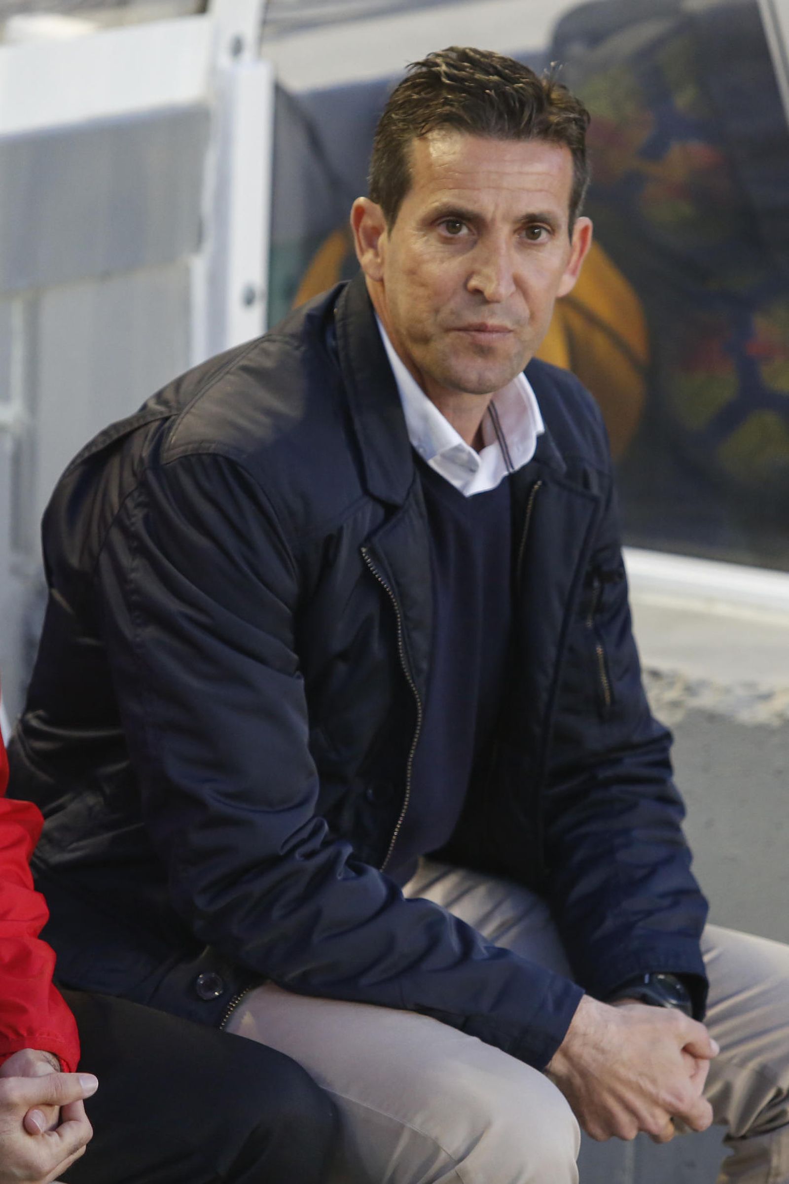 Merino, con gesto serio, en el banquillo de El Arcángel.