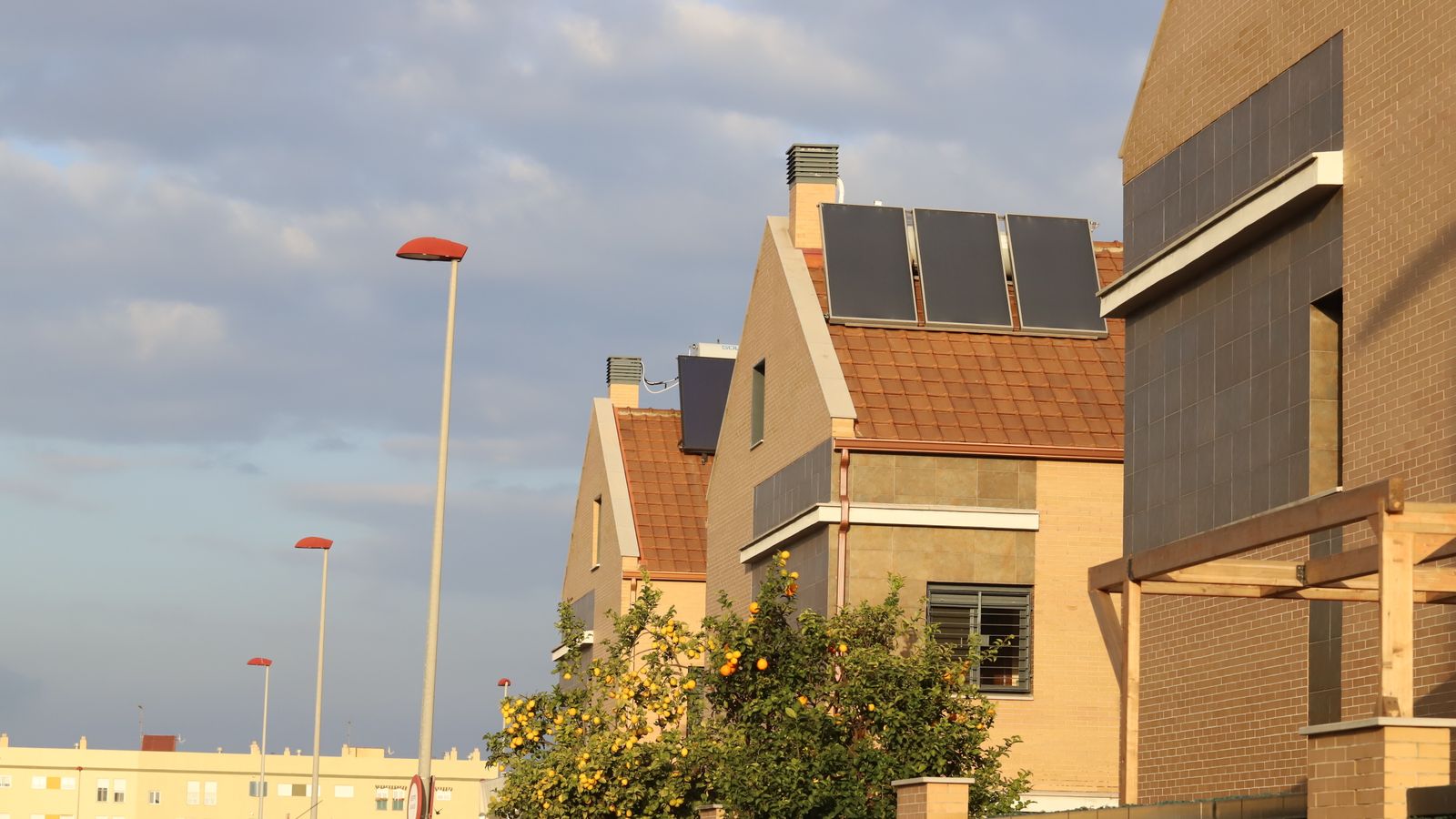 La instalación de placas solares es cada vez más habitual en las nuevas construcciones.