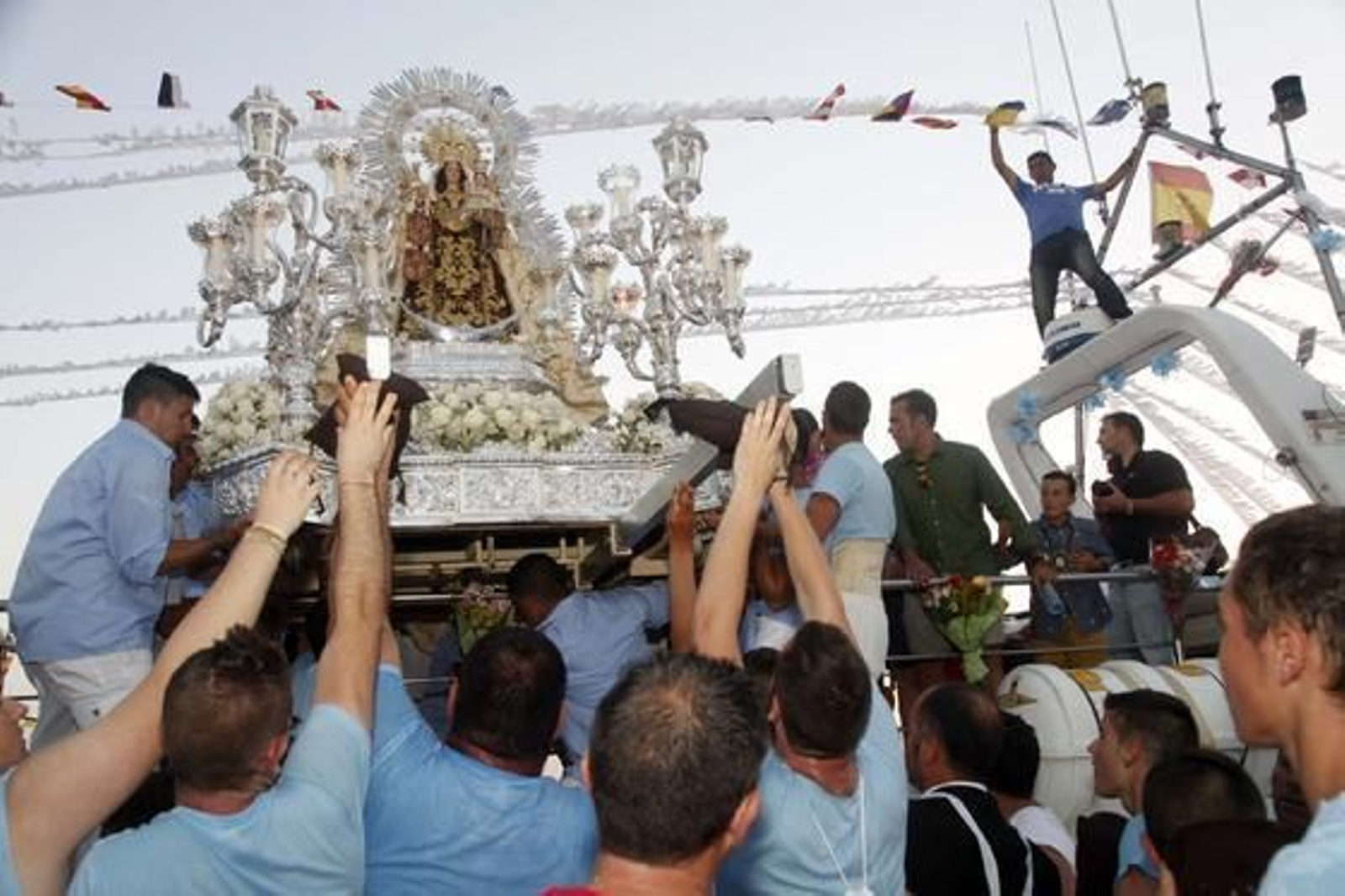 La procesión de la Patrona de los Marineros en Isla Cristina  Foto: EFE