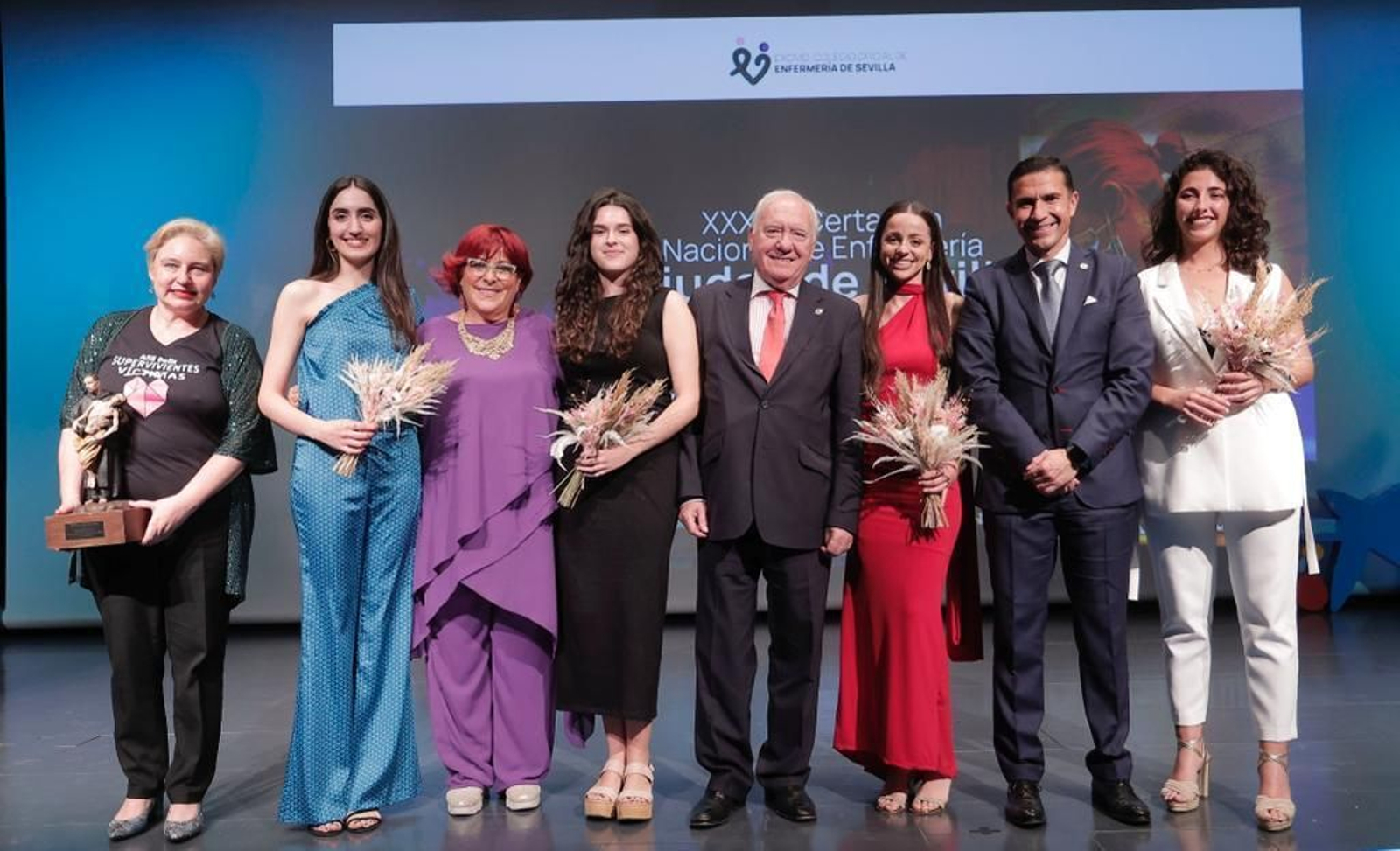 Las premiadas junto a parte del equipo directivo del Colegio y el Consejo General de Enfermería.
