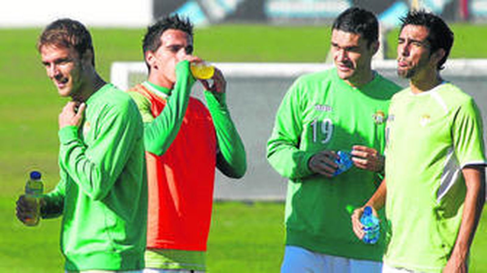 Caffa, Miguel Lopes, Jorge Molina y Juande se refrescan durante el entrenamiento.