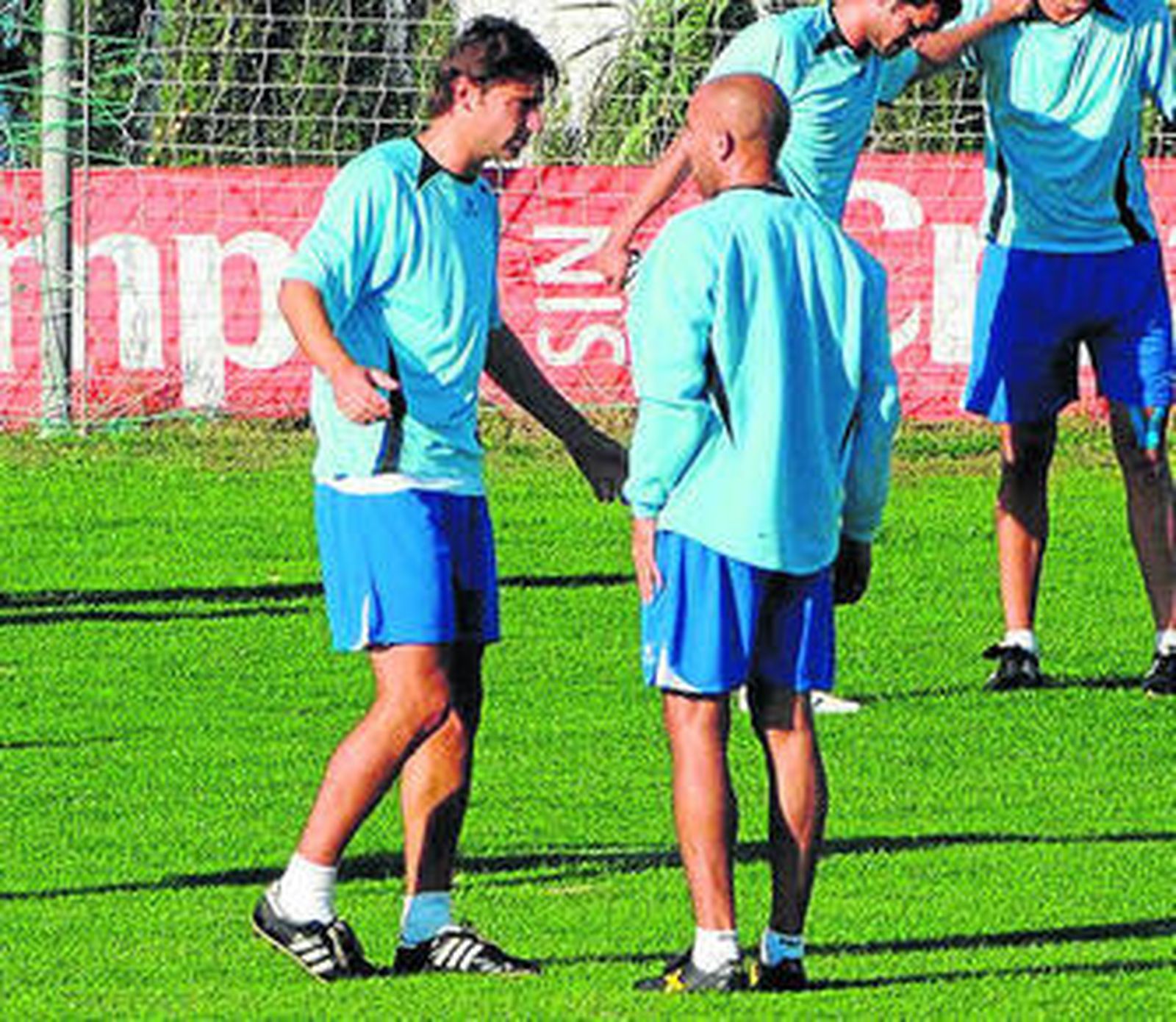 Fleurquin (i) dialoga con Raúl López en El Rosal.