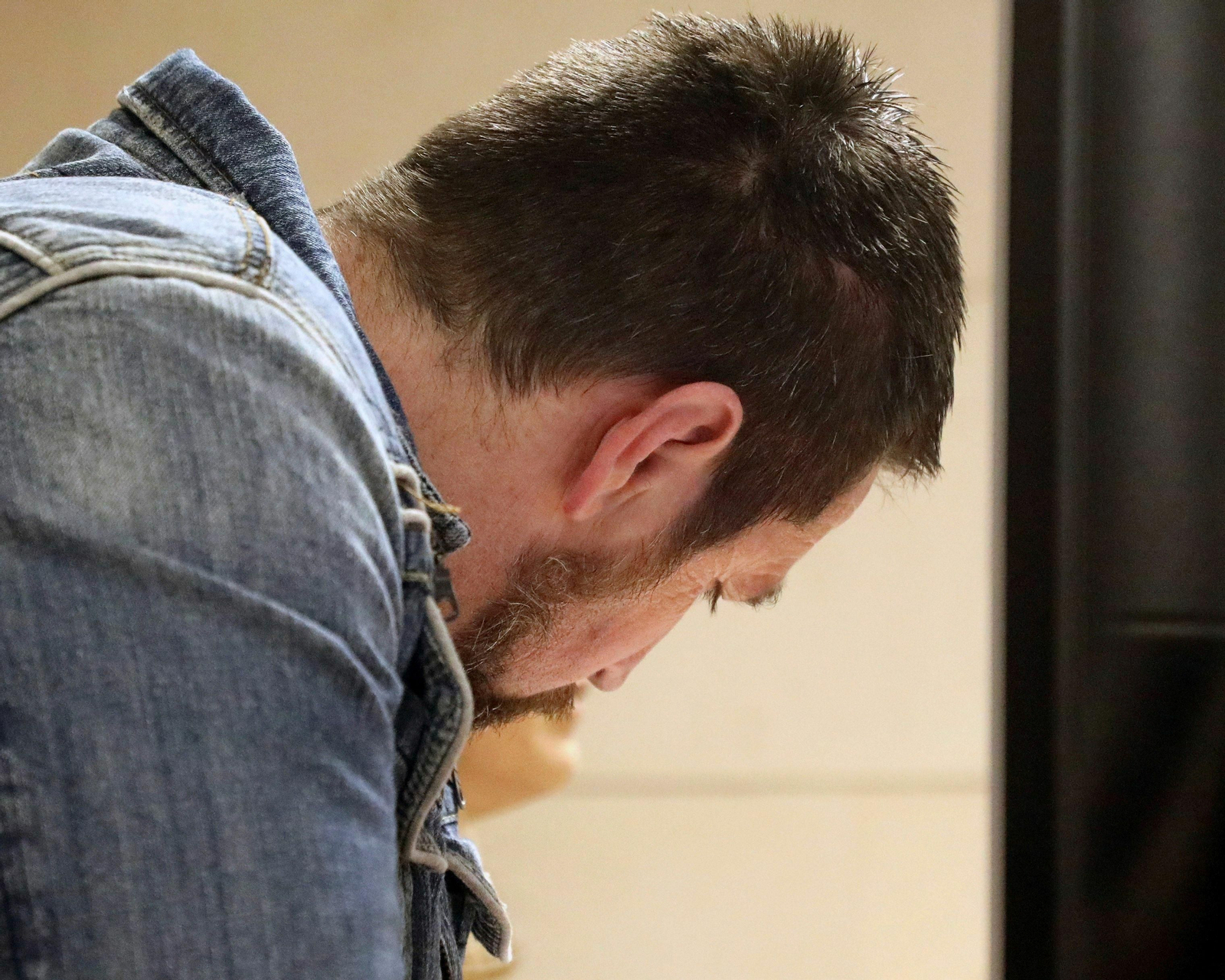 José Enrique Abuín, 'el Chicle', se esconde detrás de un ordenador durante el juicio.