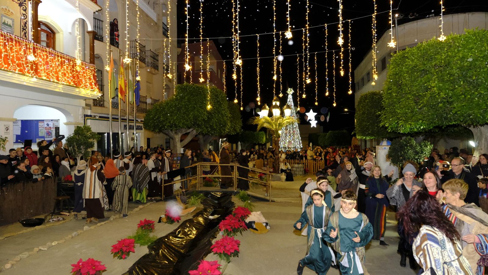El Belén viviente de Gádor abarrota de público la plaza del pueblo, en imágenes