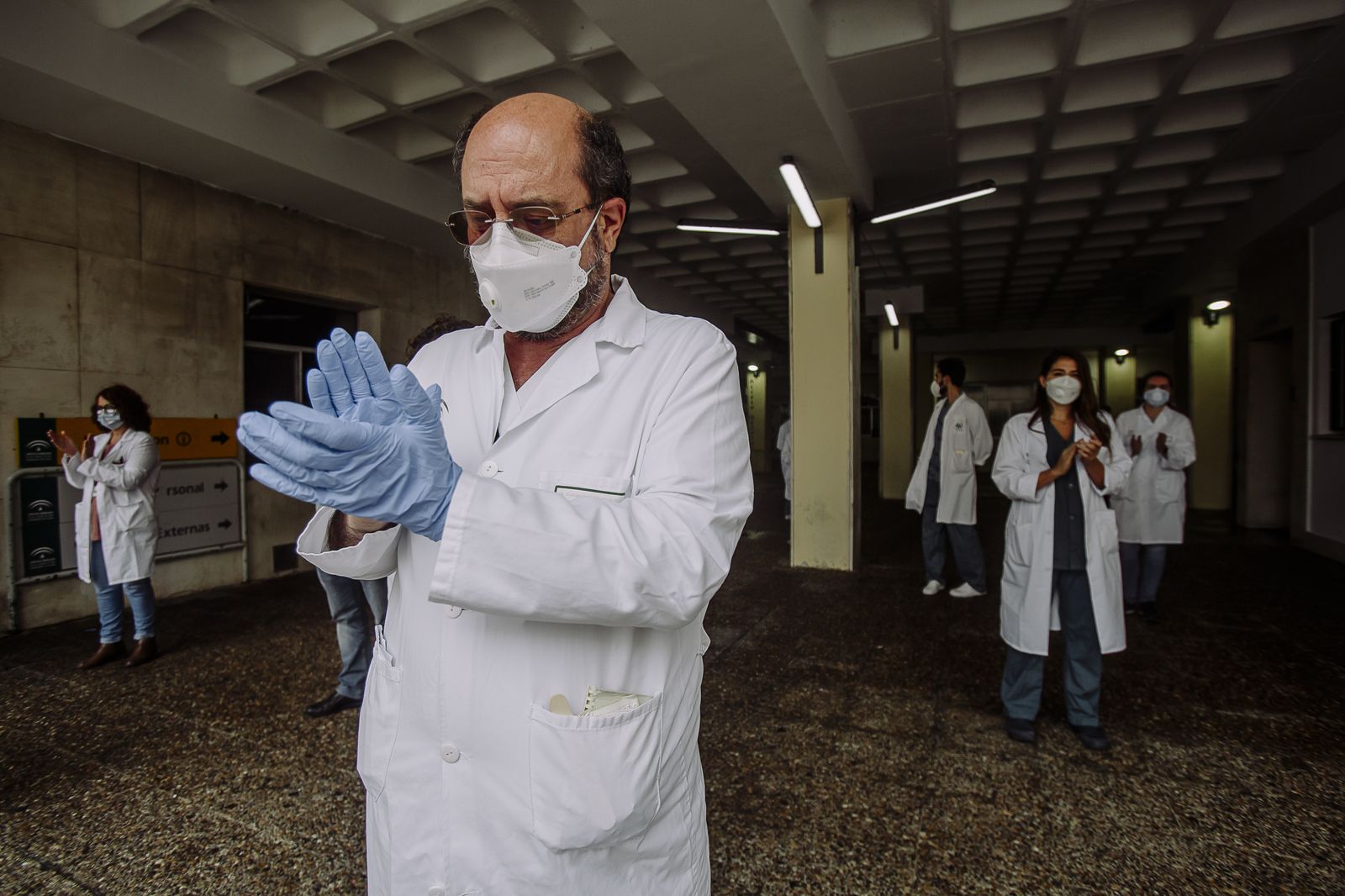 Concentraciones en los centros sanitarios por los profesionales fallecidos
