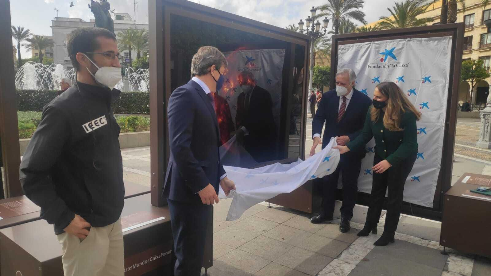 Javier Gómez, Francisco Camas y Mirian Mateos, descubriendo la exposición de la plaza del Arenal junto a Kike Herrero. Javier Gómez, Francisco Camas y Mirian Mateos, descubriendo la exposición de la plaza del Arenal junto a Kike Herrero.