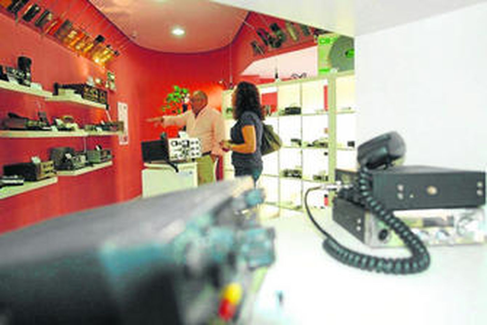 José María Yagüe le enseña algunos aparatos a la edil Loli Marchena, en imagen de archivo.