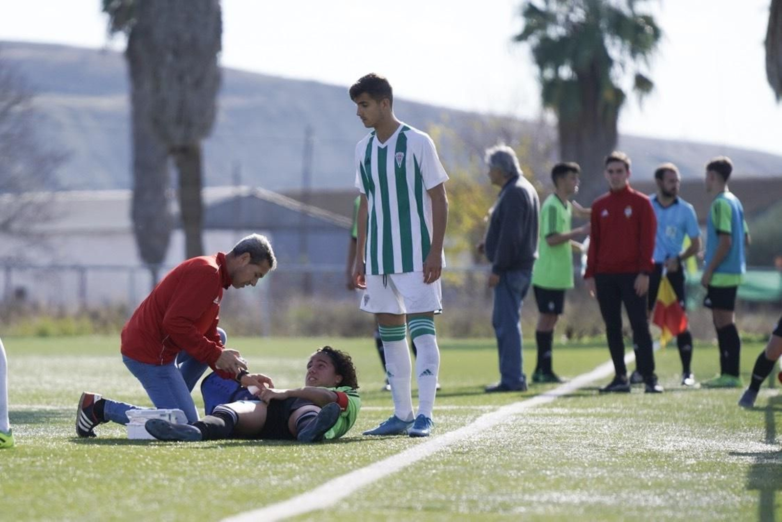 Un jugador del Recreativo de Huelva es atendido por el fisio en los instantes finales del choque.