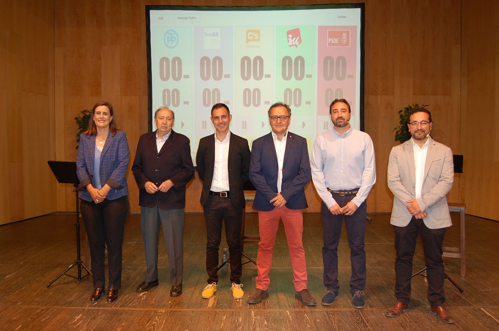 Los candidatos a la Alcaldía en el debate dirigido por el periodista de 'el Día' Ángel Robles