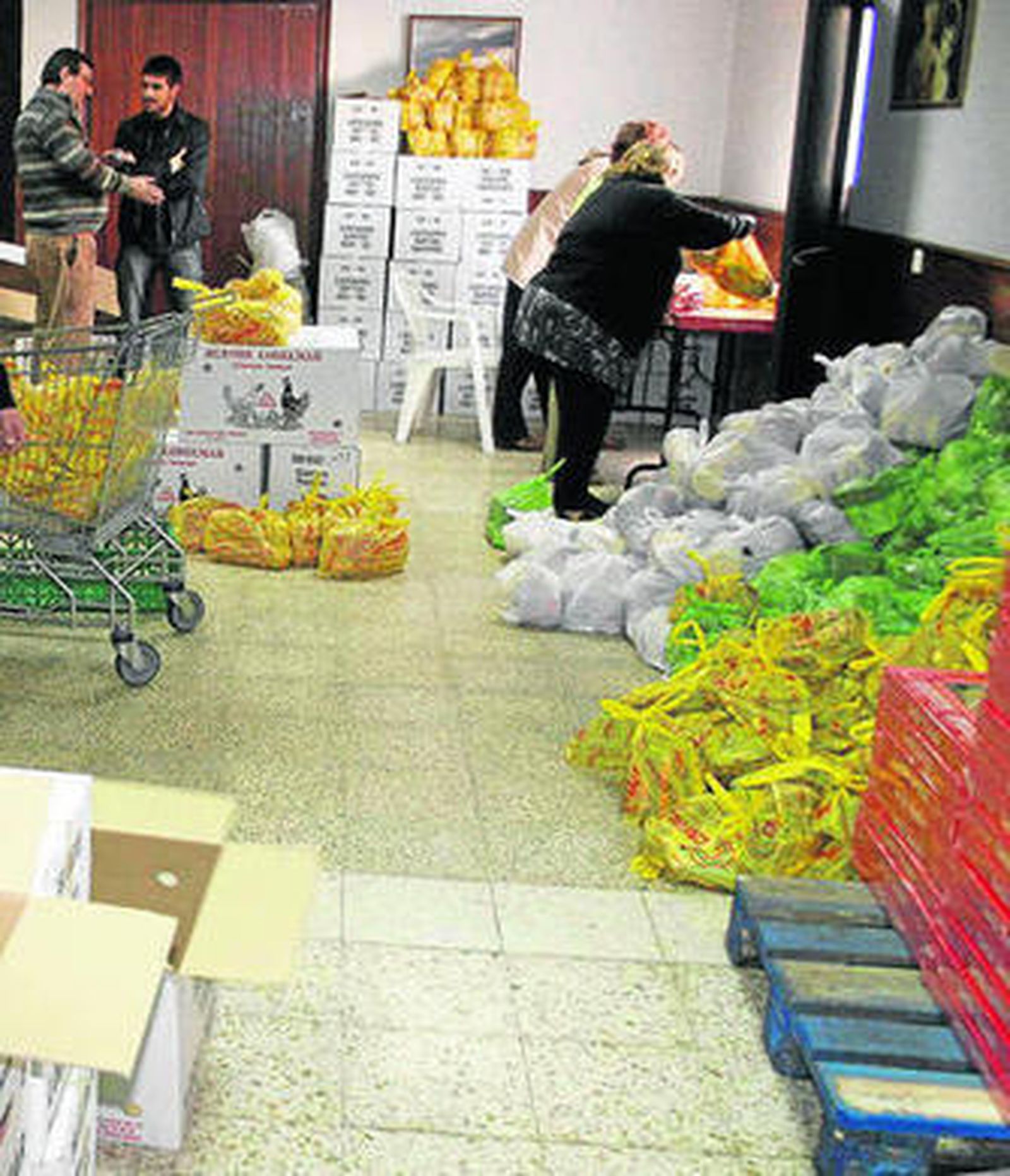 Uno de los locales donde Cáritas guarda los alimentos donados.