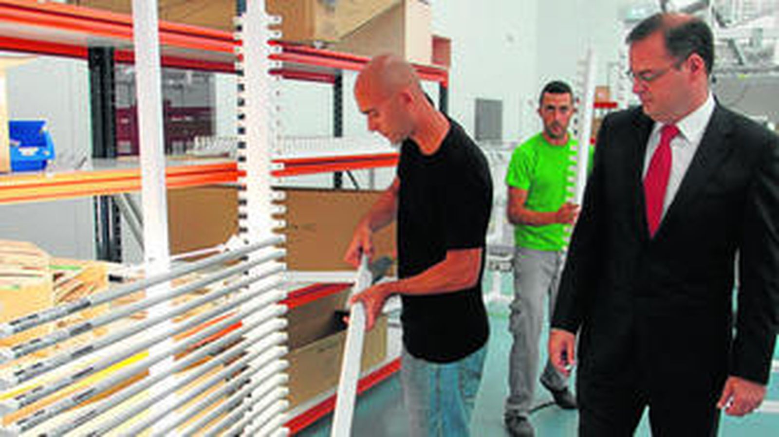 A la derecha Luis García, consejero delegado, mostrando las instalaciones.