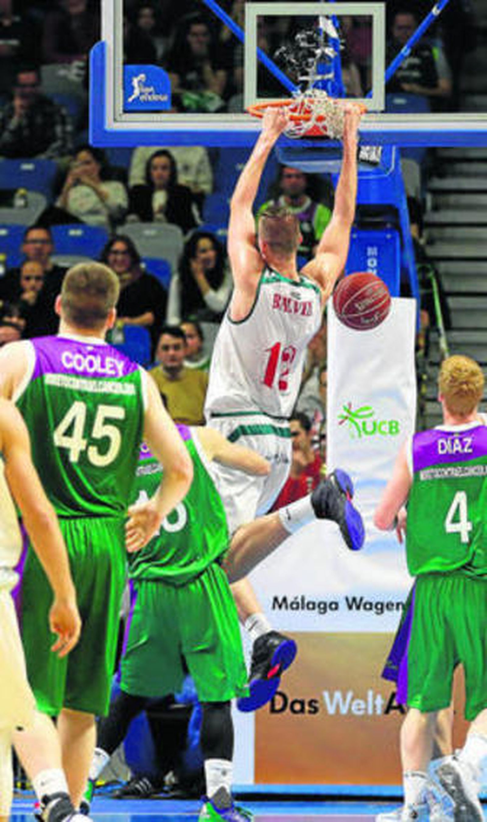 Balvin machaca en el Carpena ante Cooley, Alberto Díaz y Nedovic.