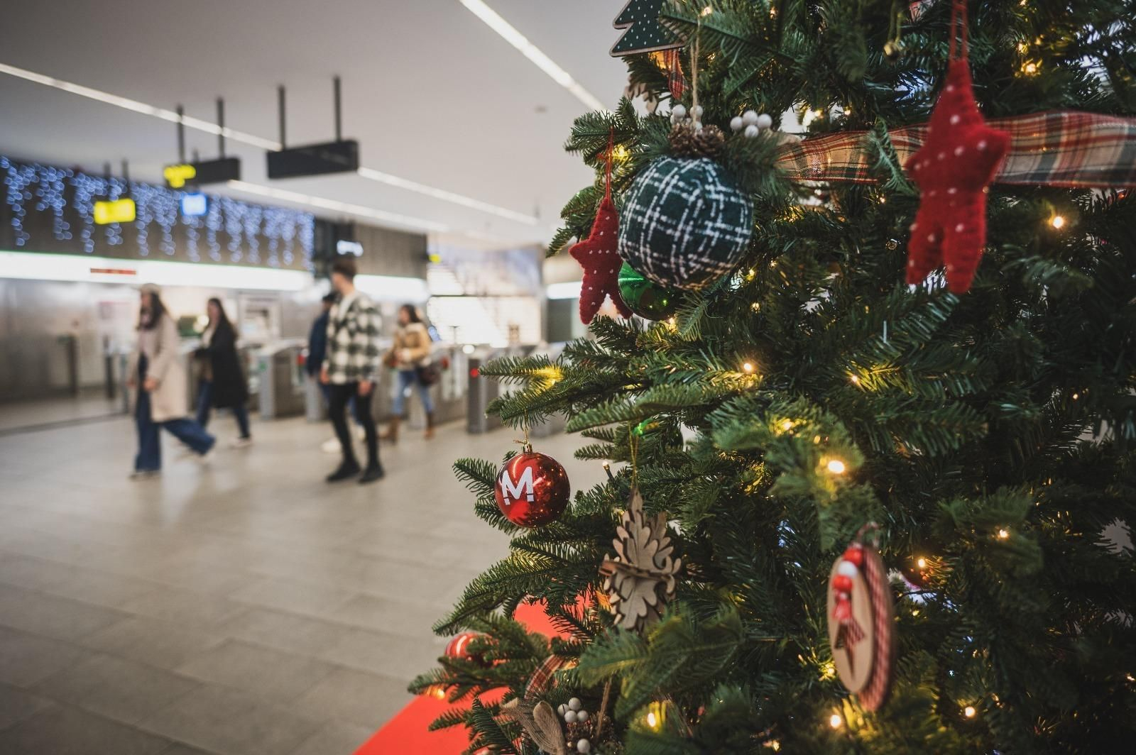 Imagen del árbol de Navidad instalado en la parada de Recogidas del Metro de Granada