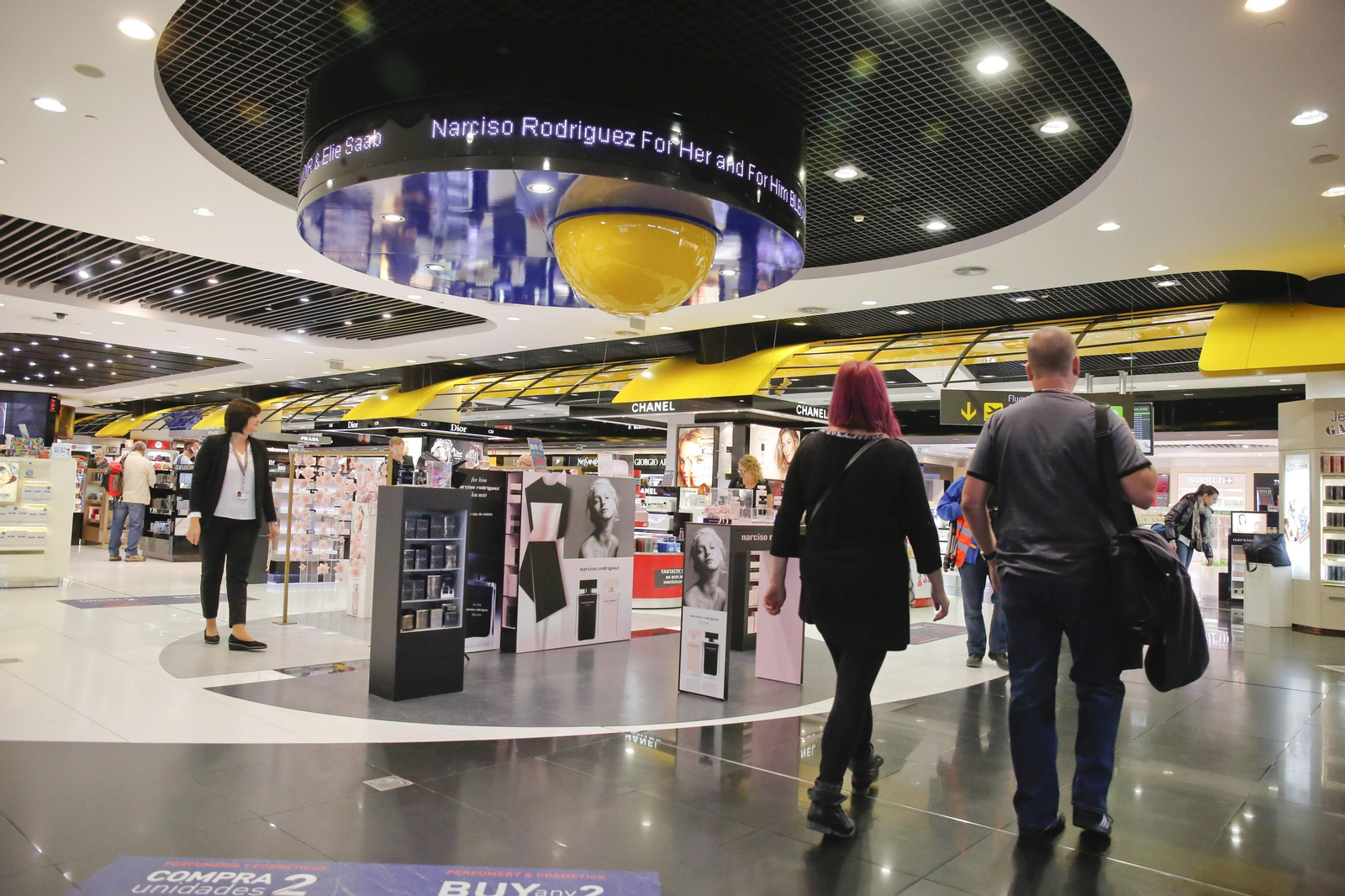 Viajeros dentro del aeropuerto de Málaga