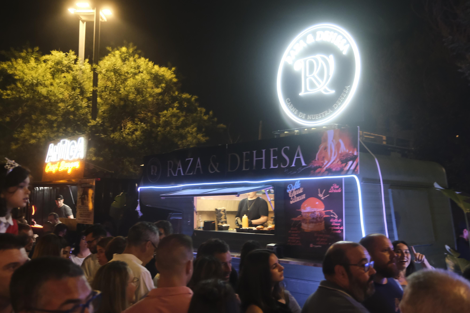 Neón y brasas en El Vial: el lleno absoluto de The Champions Burger en Córdoba Neón y brasas en El Vial: el lleno absoluto de The Champions Burger en Córdoba