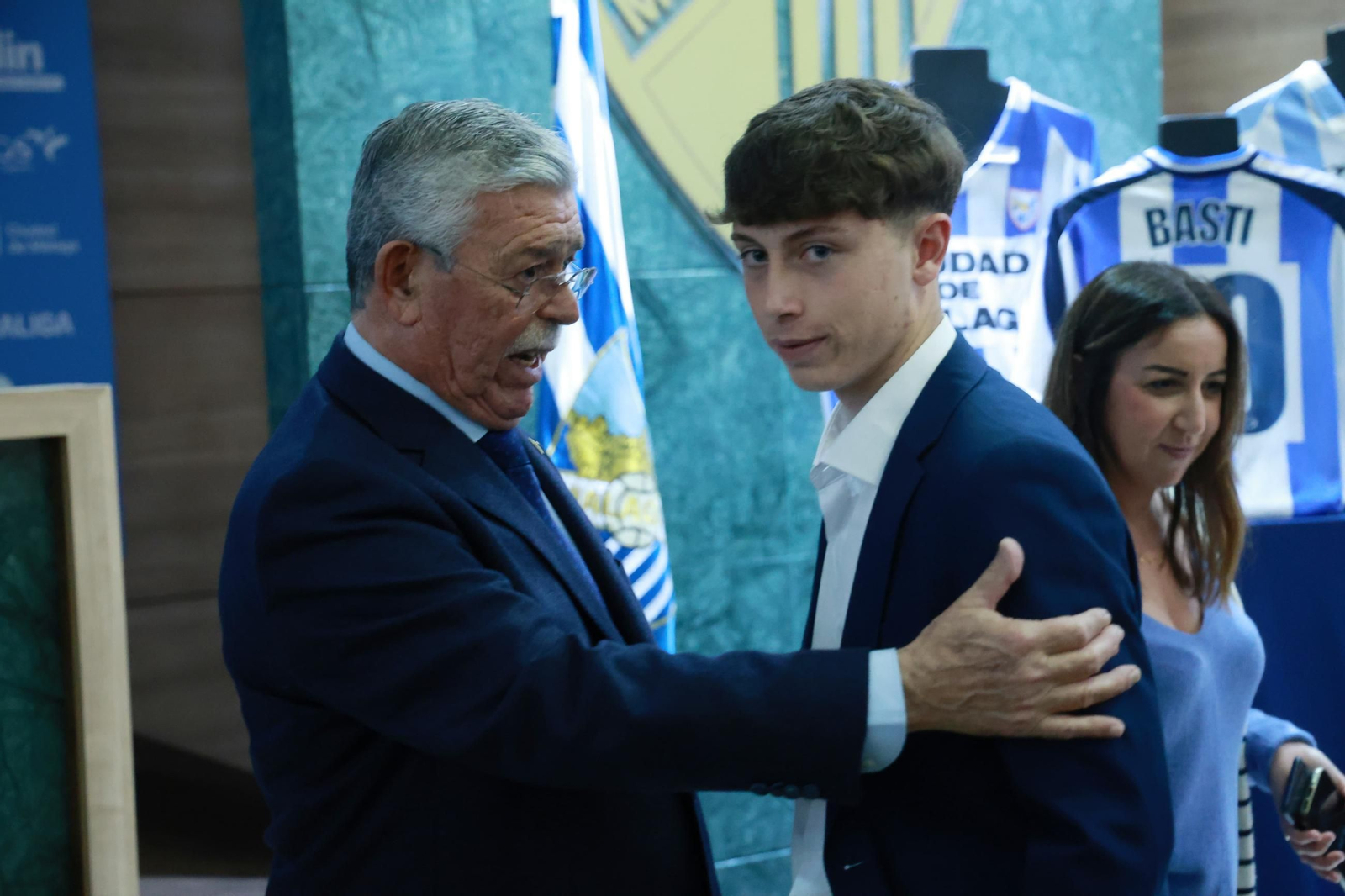 Basti: La presentación de su libro en La Rosaleda, en fotos