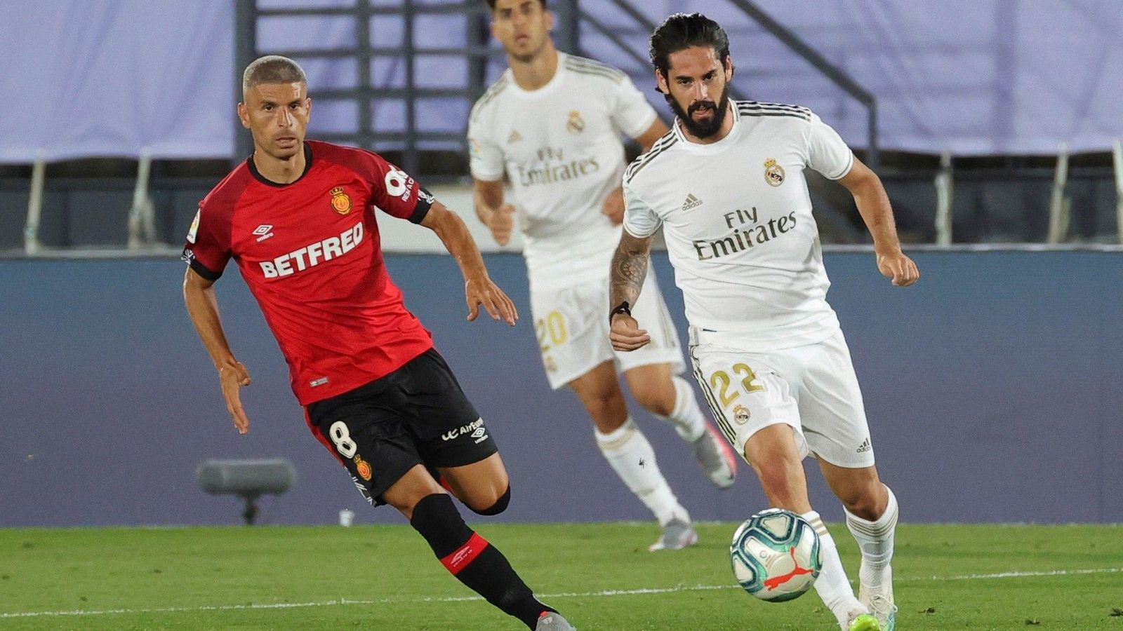 Salva Sevilla ante Isco en el duelo contra el Real Madrid