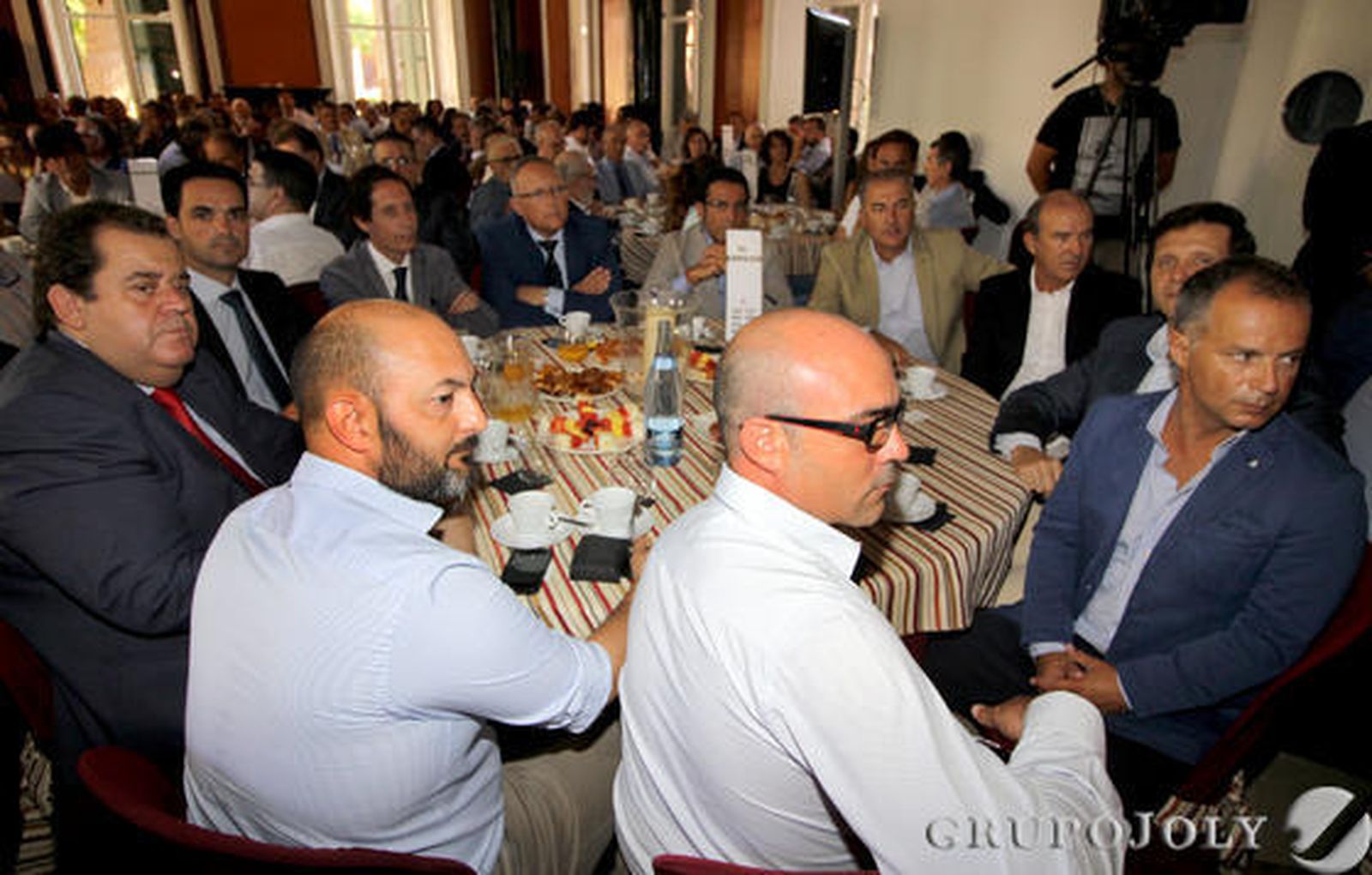 Mariano Balsalobre; Carlos Méndez Alfaro de Moguer Cuna de Platero; José Pérez Jigato, de UGE; Óscar Exojo de TMS; Víctor Ortiz de la Cadena Ser; Miguel Doña Ramírez, director de la Cadena Ser; Antonio Oliveira, director general de Fresón de Palos; Antonio Olaya, Mar Real Estate; Joaquín Rodríguez Rovira, de Natural Links, Carlos Cañete de Riaumbría y Juan Cruz Campoy. / Fotos: A. Domínguez y Canterla