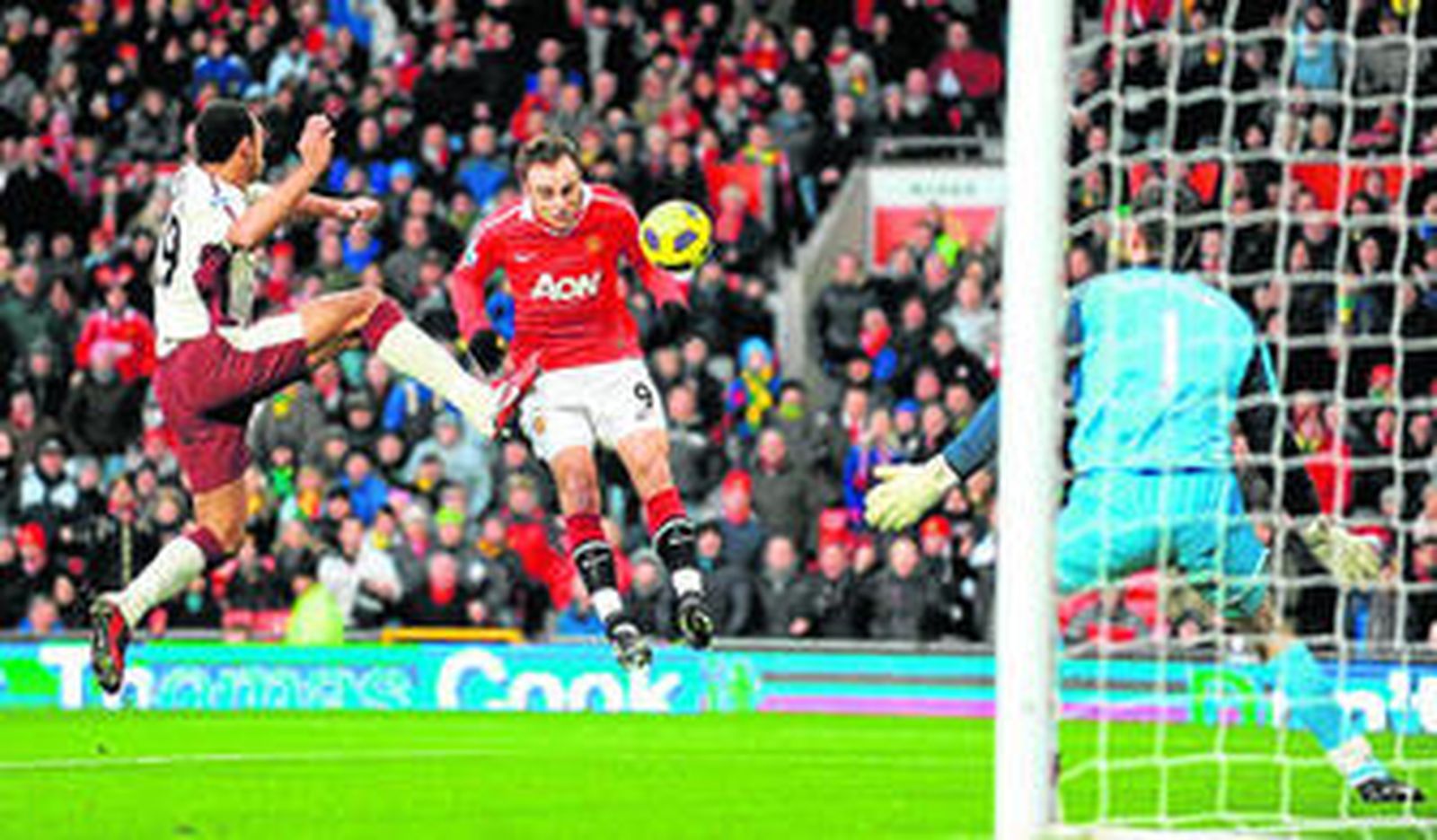 Dimitar Berbatov remata para anotar el primer tanto de su equipo ante el Sunderland.