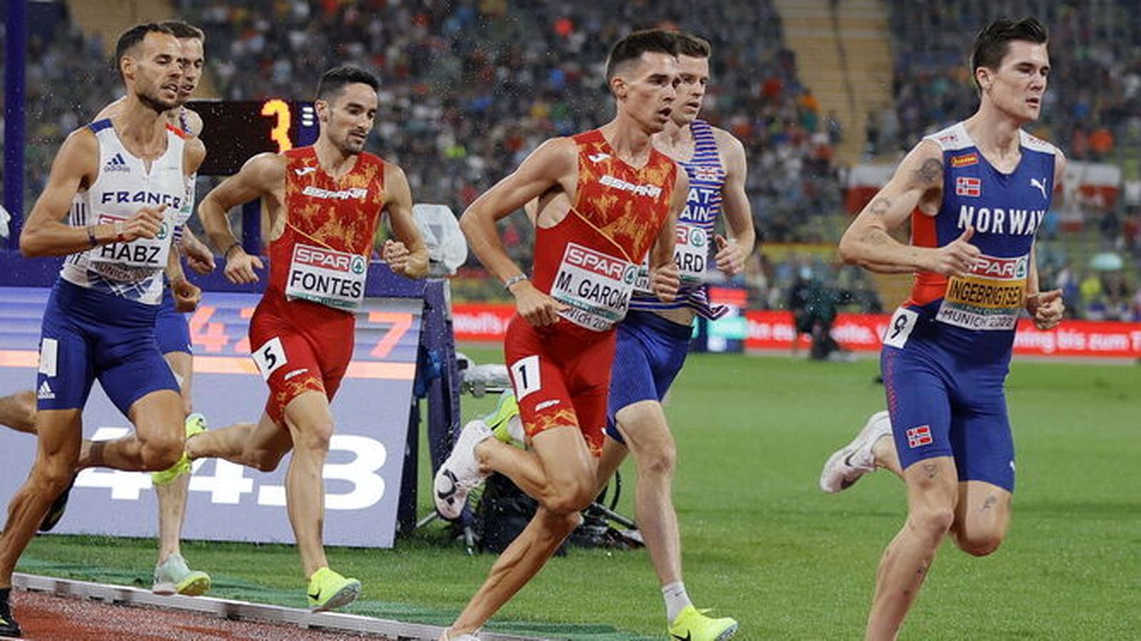 Fontes, durante la final de Múnich junto al español García Romo