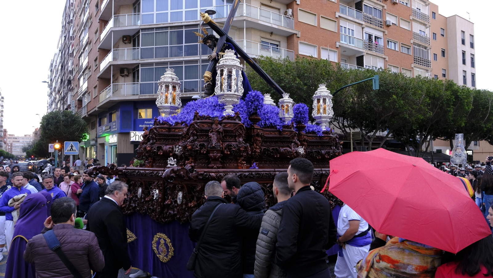 Pasión vuelve a su Iglesia de Santa Teresa azotada por la lluvia