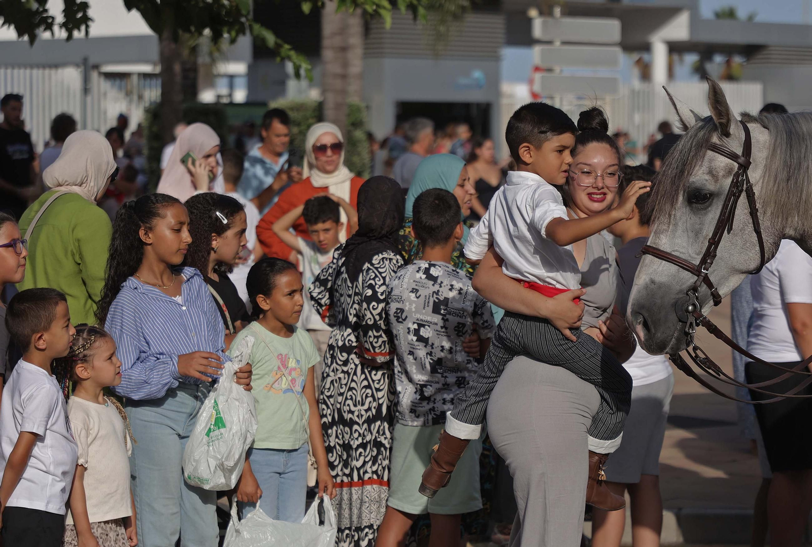 Búscate en las fotos de la cabalgata de la Feria Real de Algeciras 2025