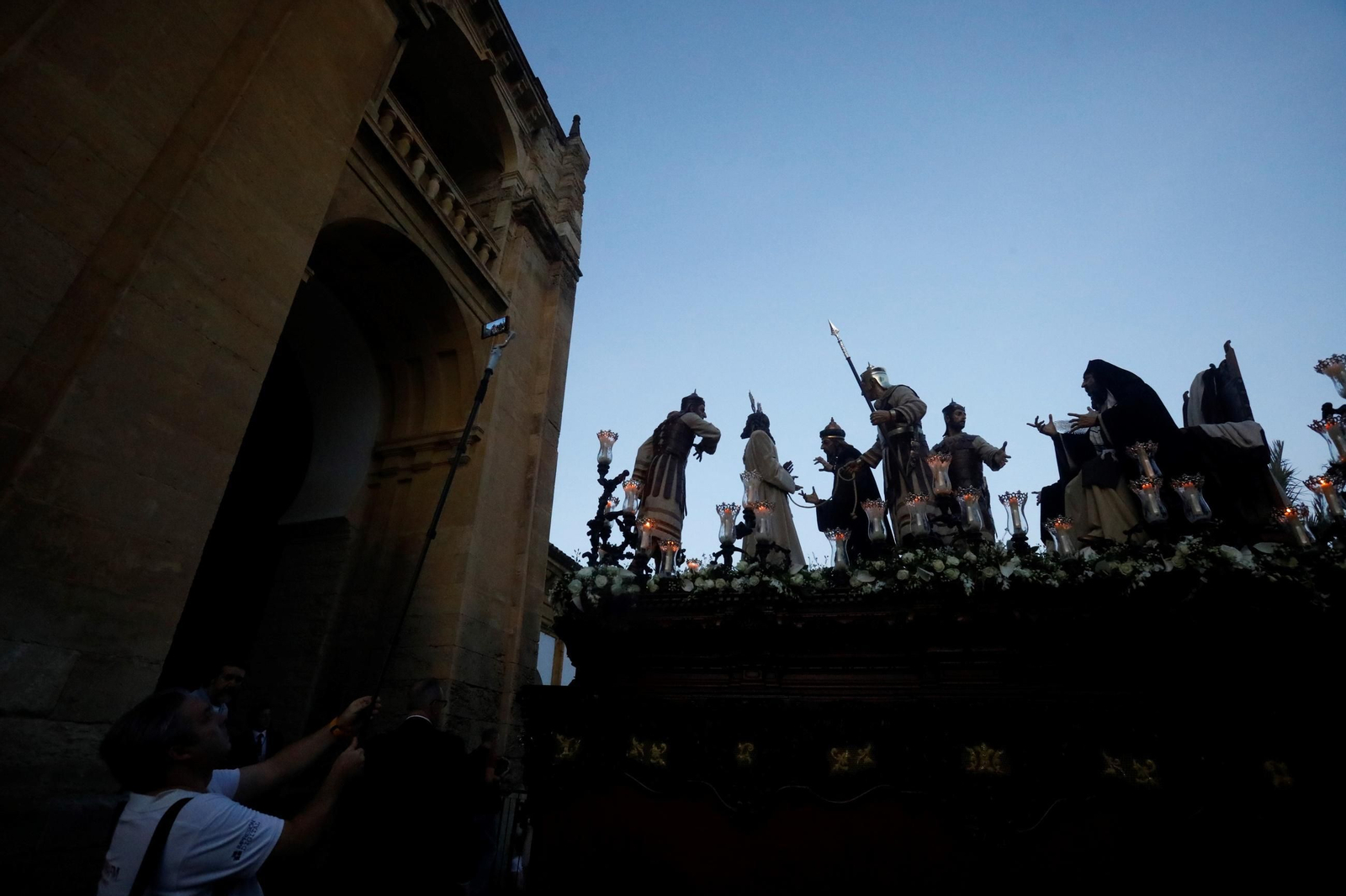 Las mejores fotos de los traslados de regreso de las hermandades tras el Magno Vía Crucis de Córdoba