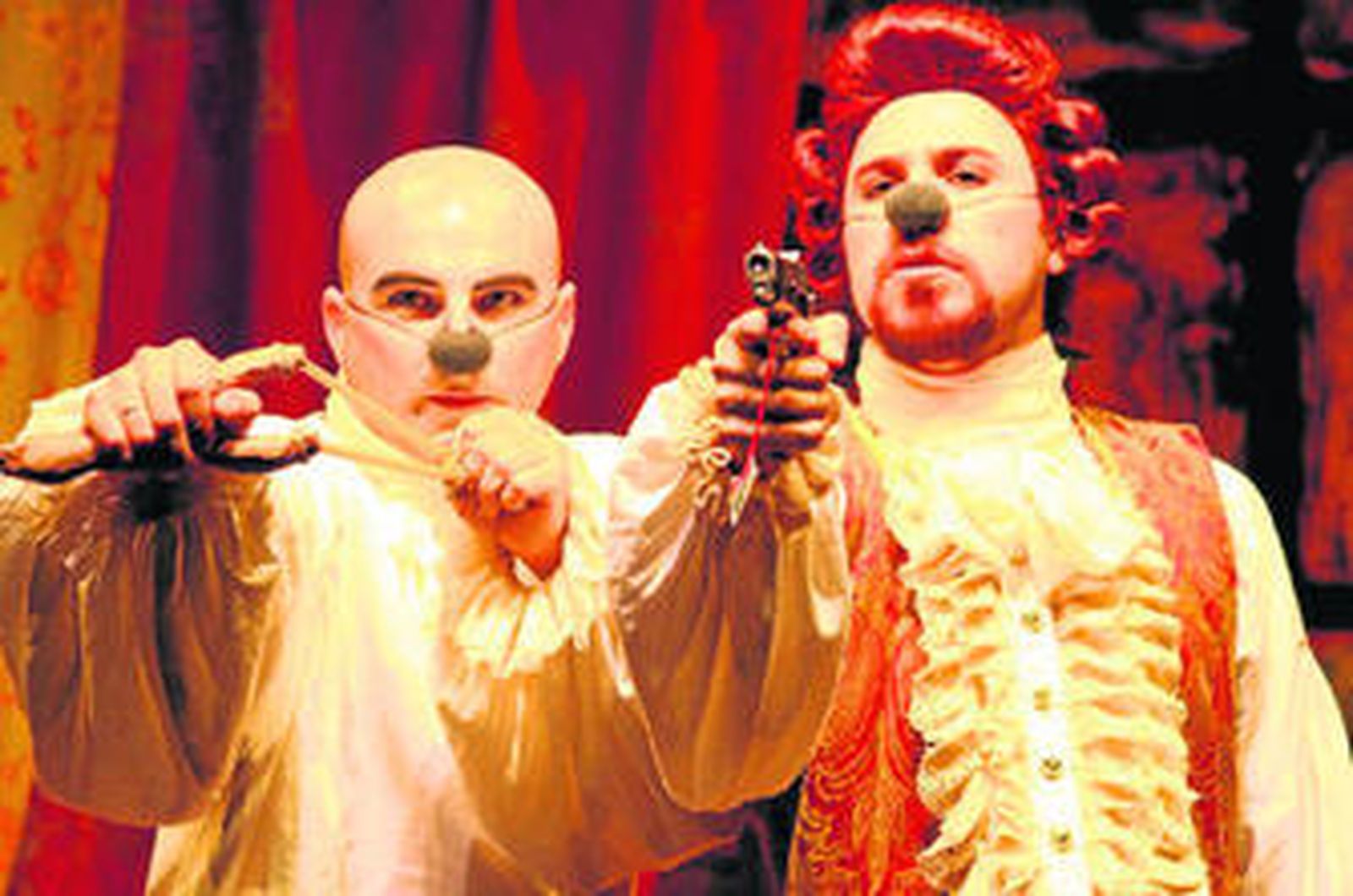 Víctor Carretero y Práxedes Nieto, en una de las escenas de 'Estocolmo (se acabó el cuento)'.