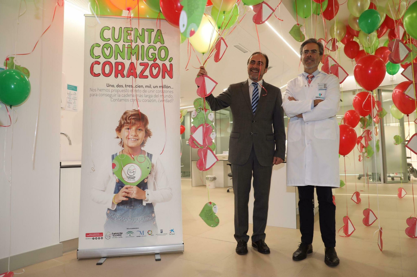 Quirónsalud Málaga y Fundación Olivares inundan el Hospital de Día de globos con mensajes de apoyo a pacientes.