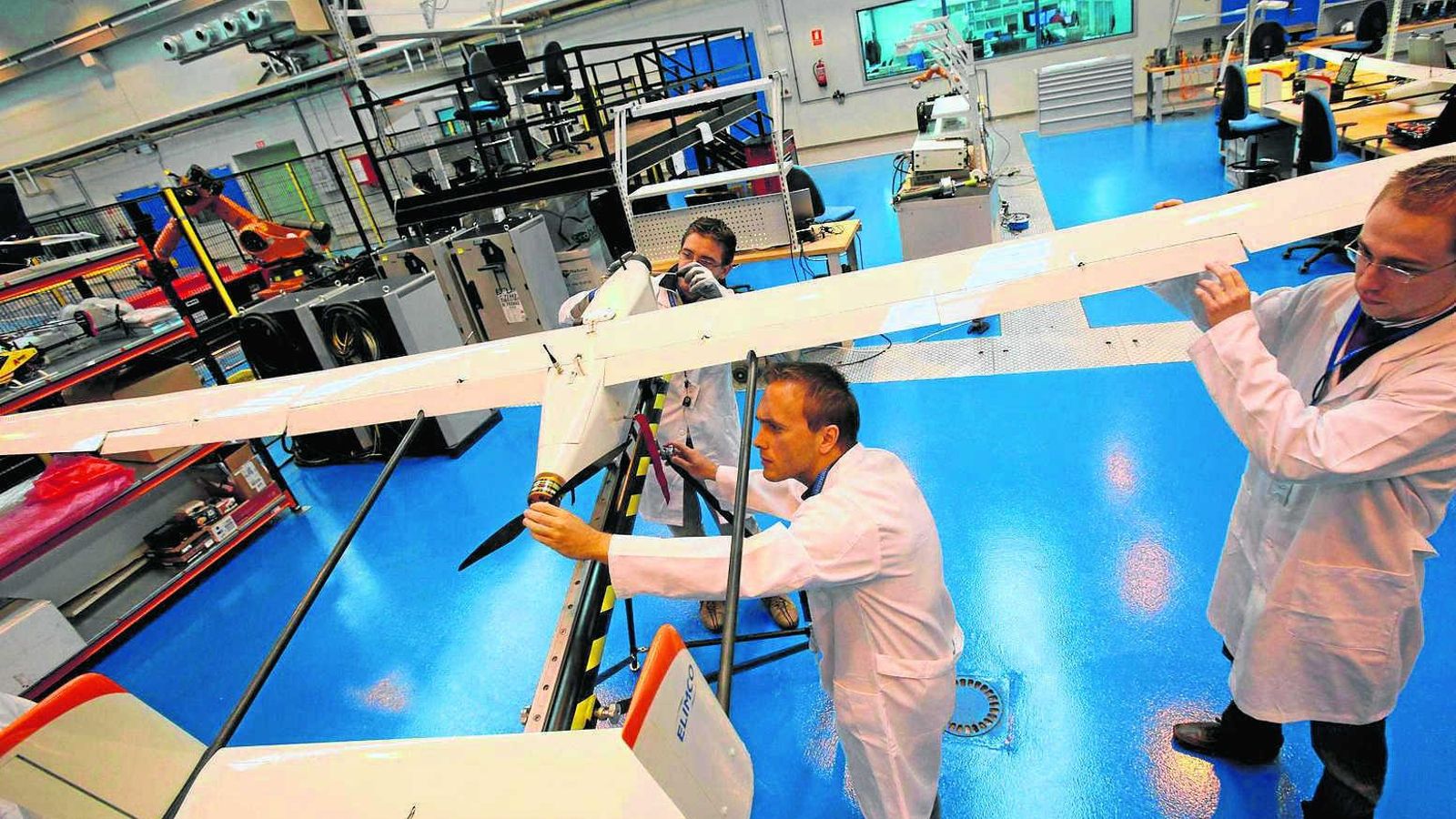 Investigadores en el CATEC.