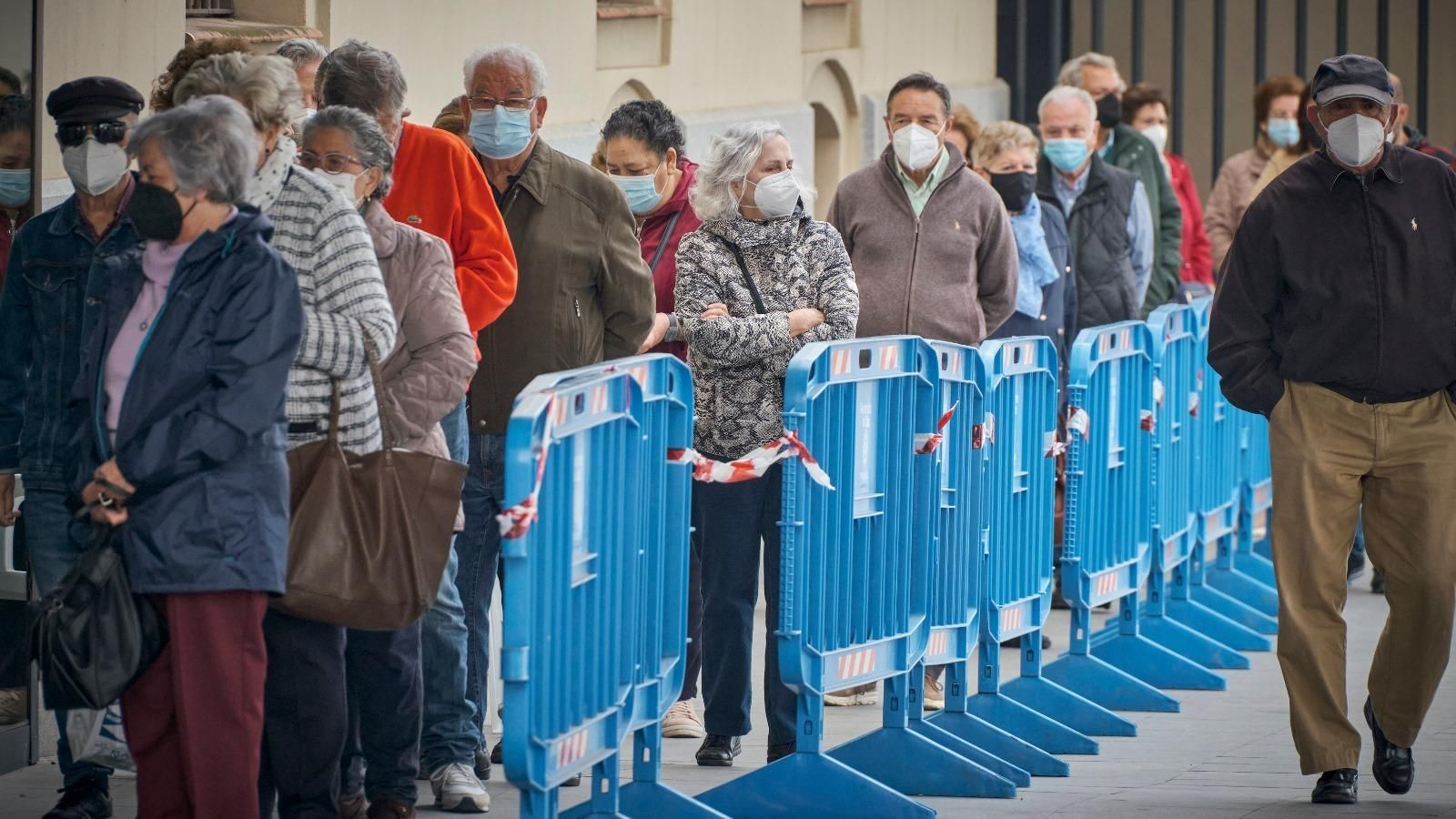 Colas en los primeros días de vacunación en el Palacio de Congresos de Cádiz.