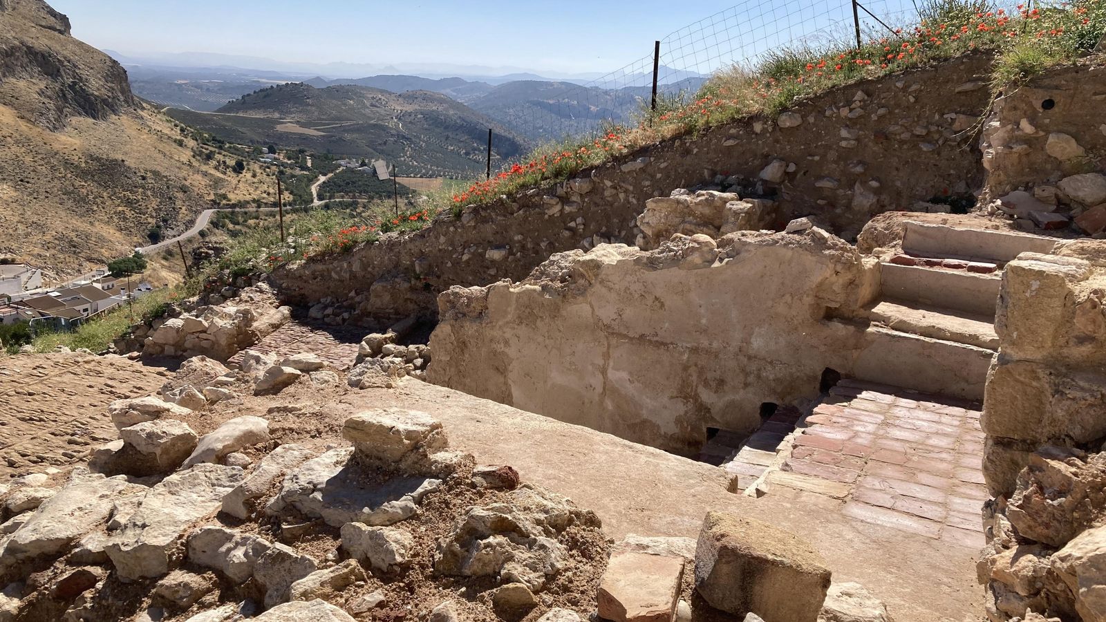 Estancias descubiertas bajo el manto de tierra.