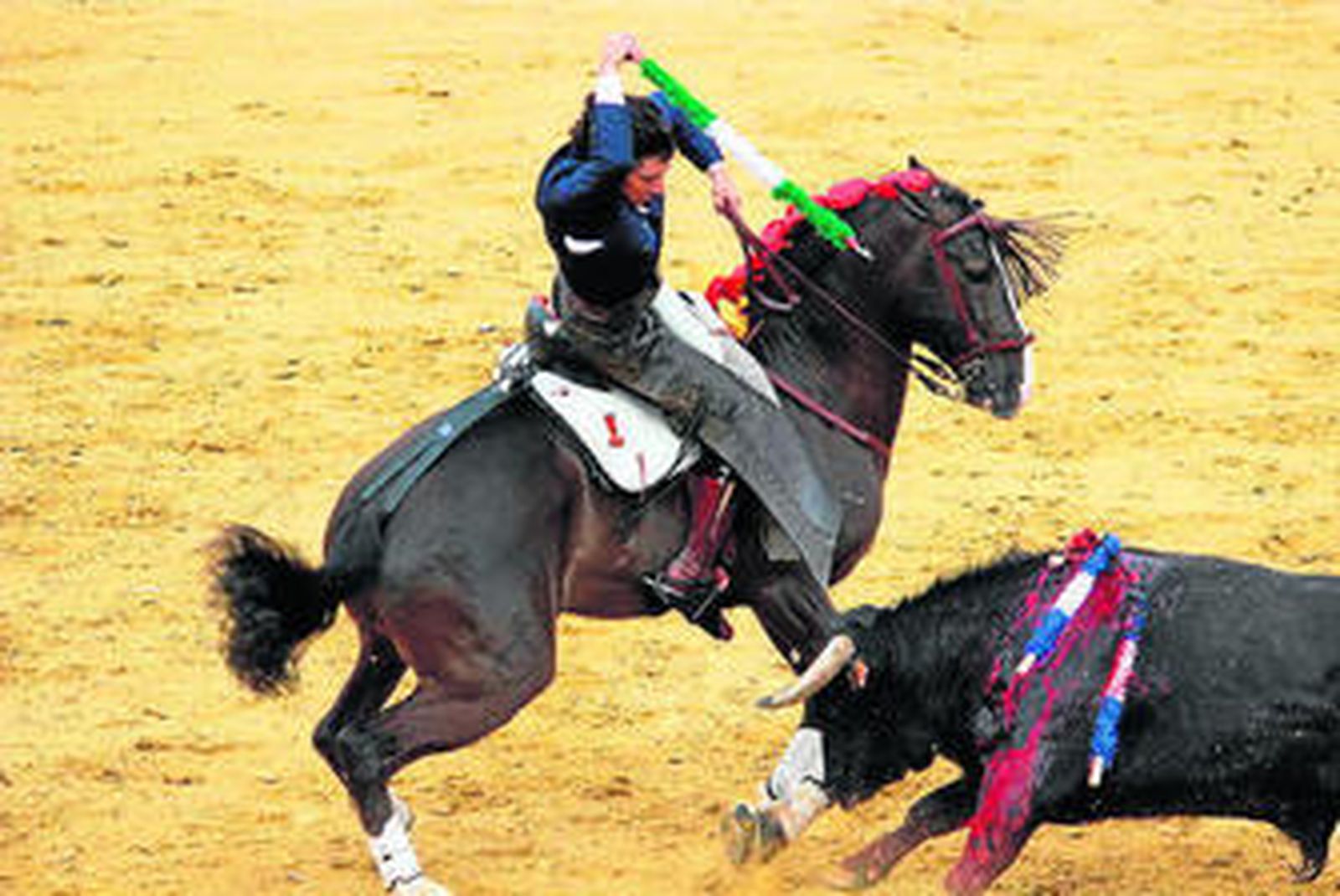 El rejoneador Diego Ventura, en un par de banderillas.