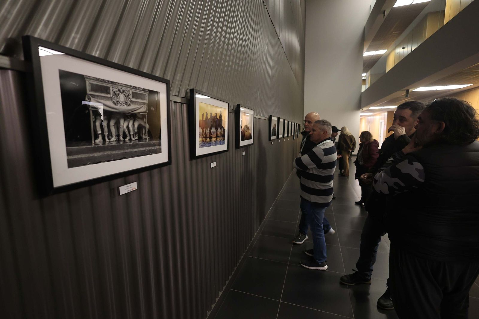 Fotos de las exposiciones "Testimonio de guerra" y "I Concurso Internacional de Fotografía Iulia Traducta" en el Congreso Andaluz de Fotografía en Algeciras
