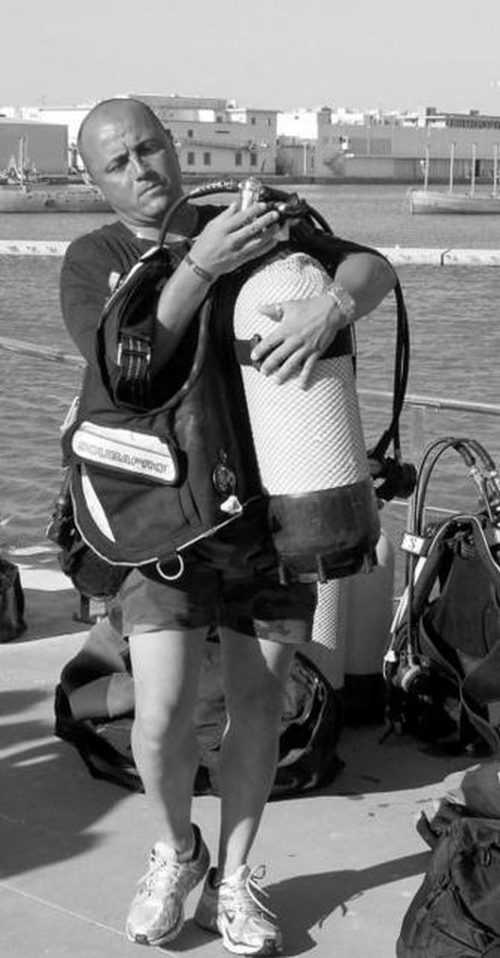 Un submarinista recogía ayer parte de su material en el puerto de Barbate.