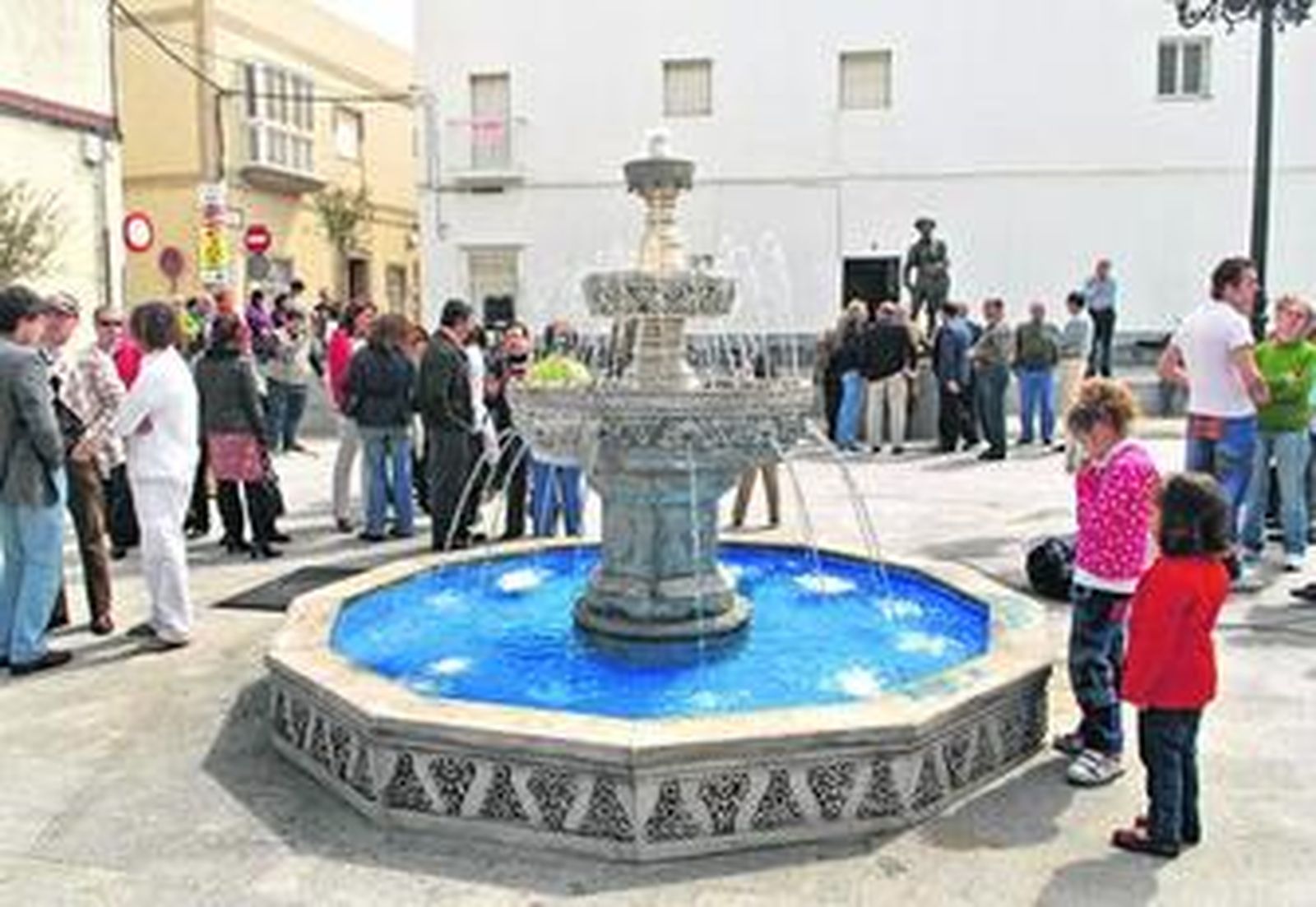 Una figura del torero preside un espacio público en el que se ha instalado una fuente.