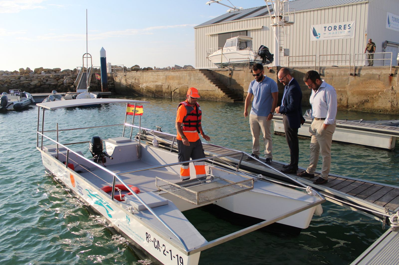 El alcalde y el concejal de Medio Ambiente conocieron el barco Costalimpia I.