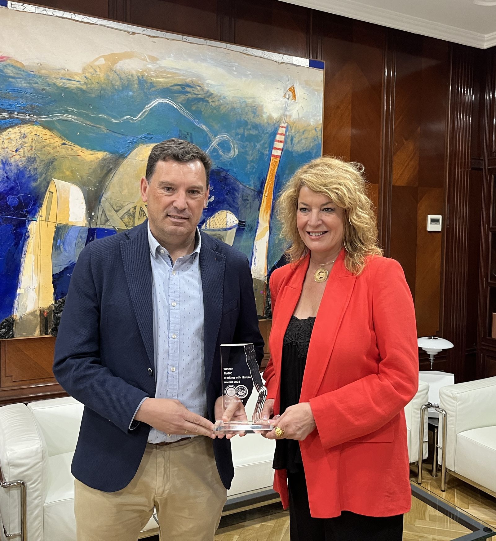 El presidente del Puerto de Huelva y la alcaldesa con el premio 'Working with Nature' otorgado al puerto.