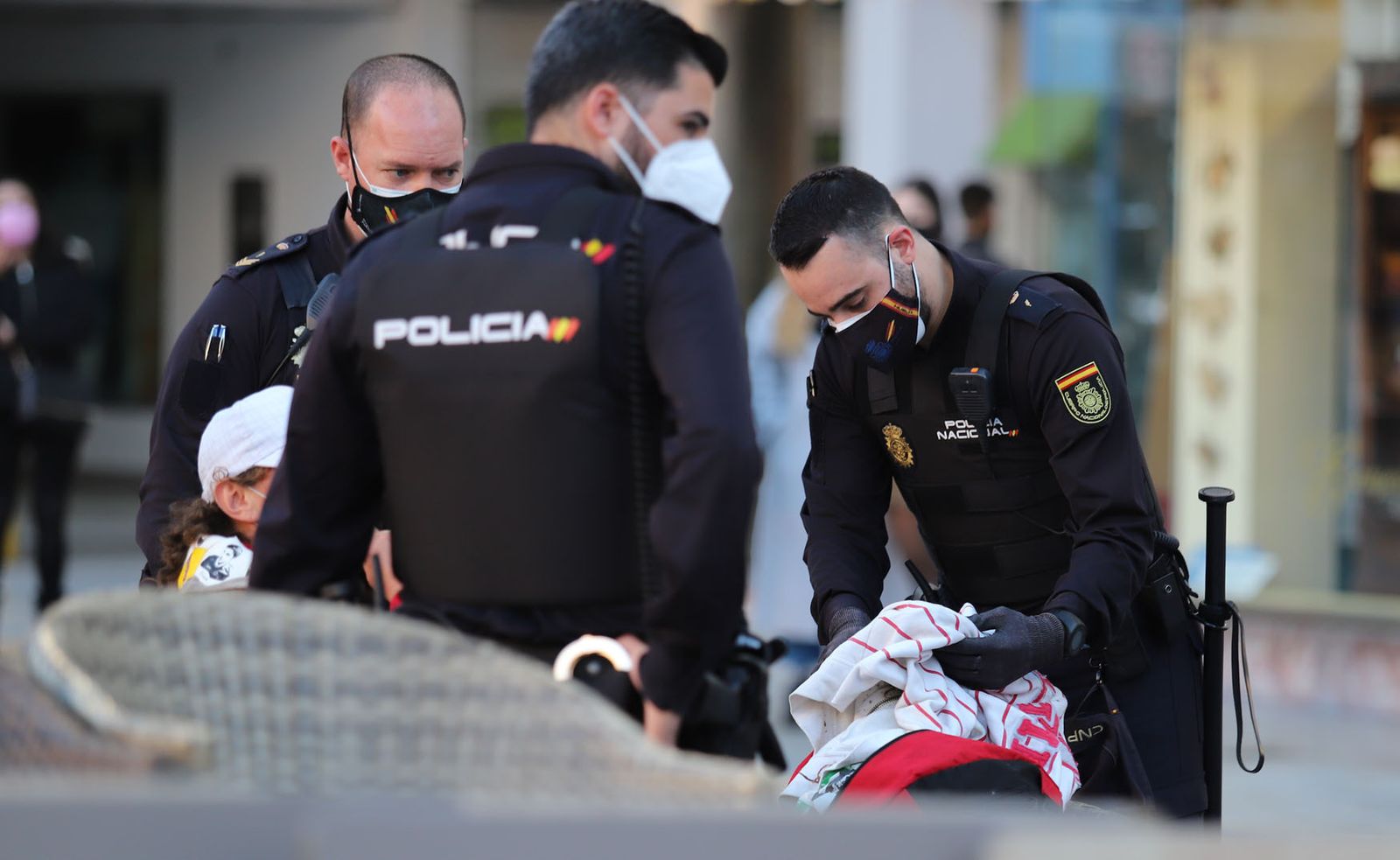 Agentes de la Policía Nacional en la plaza de las Monjas de la capital onubense.