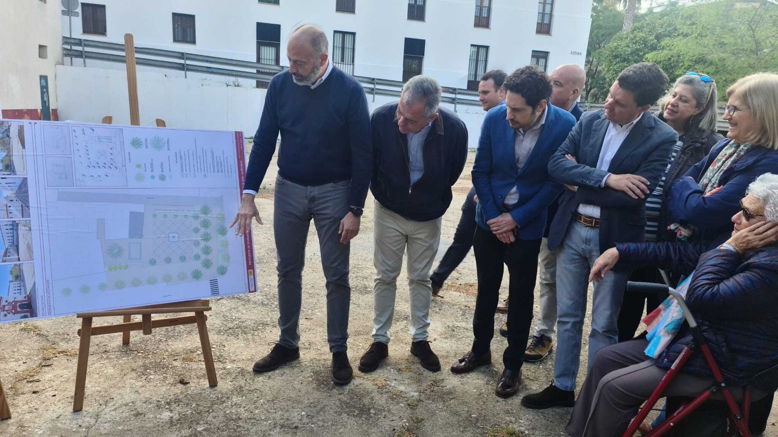 El gerente de Urbanismo, Fernando Vázquez, explica el proyecto a los vecinos.