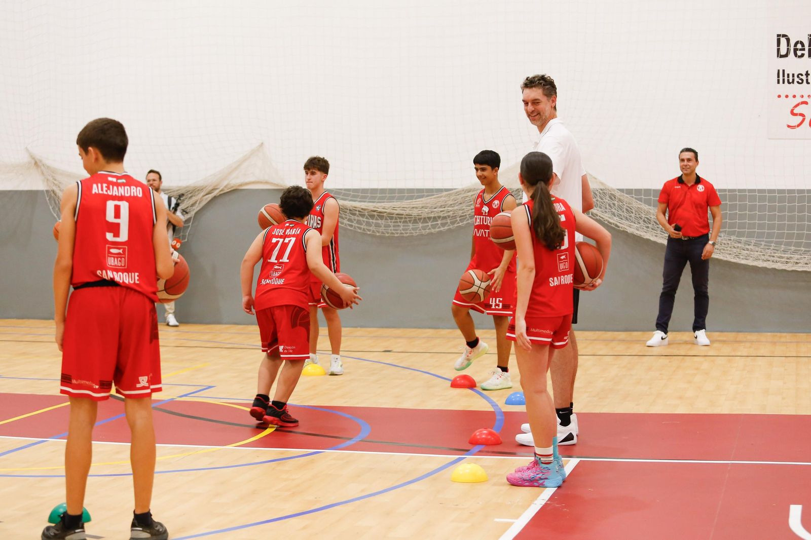 Fotos del encuentro de Pau Gasol con niños en el pabellón de San Roque