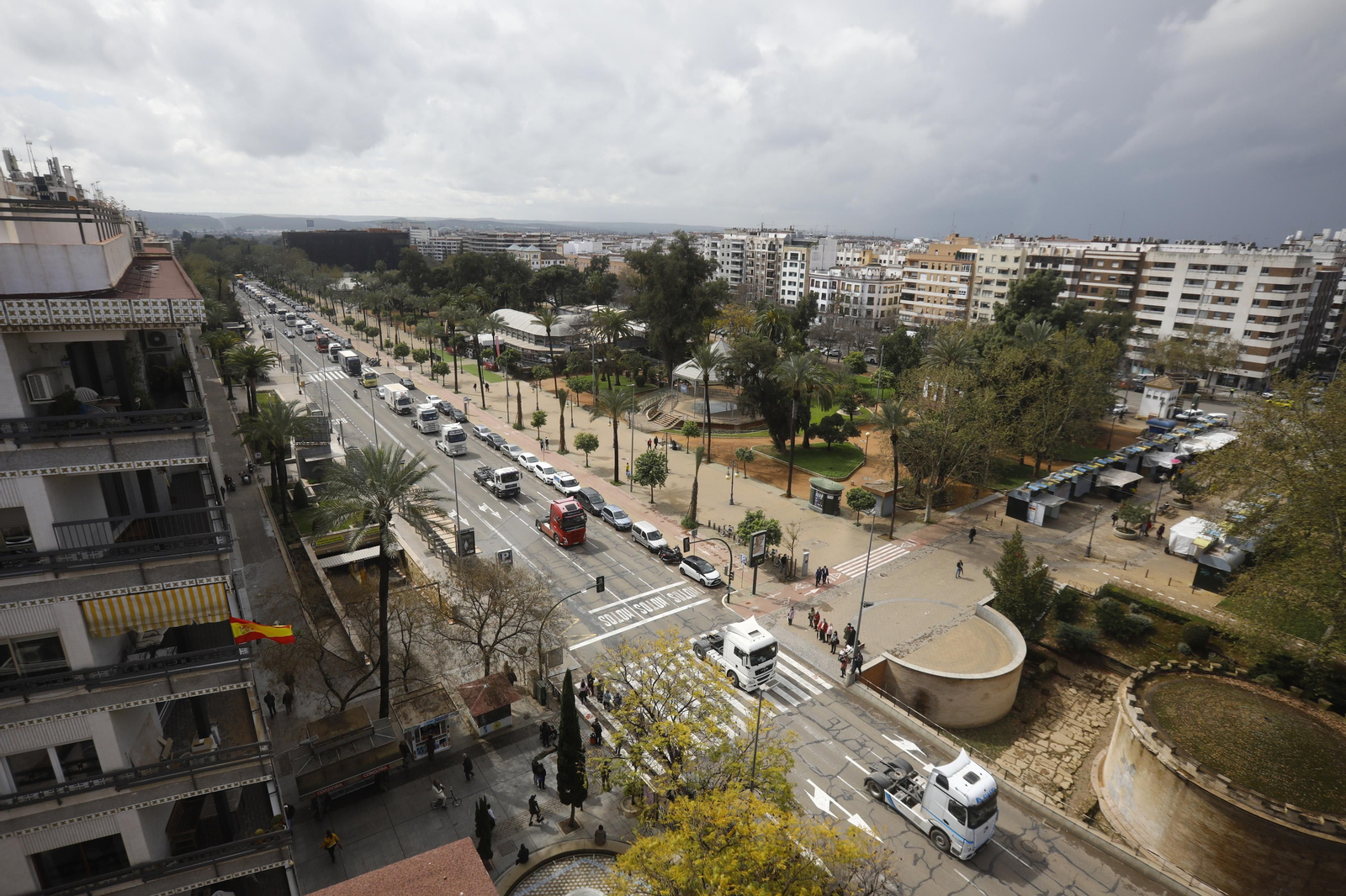 Los transportistas colapsan el centro de Córdoba, en imágenes