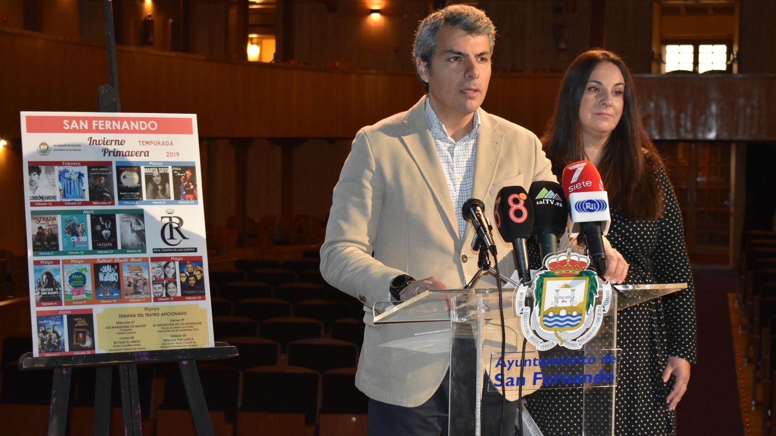 Fran Romero y Begoña Castro durante la presentación de la temporada en el Teatro de las Cortes.