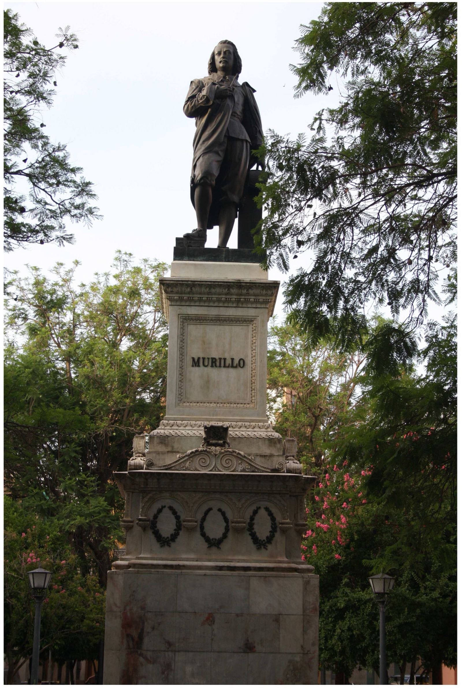 La escultura de Murillo de la Plaza del Museo en Sevilla.