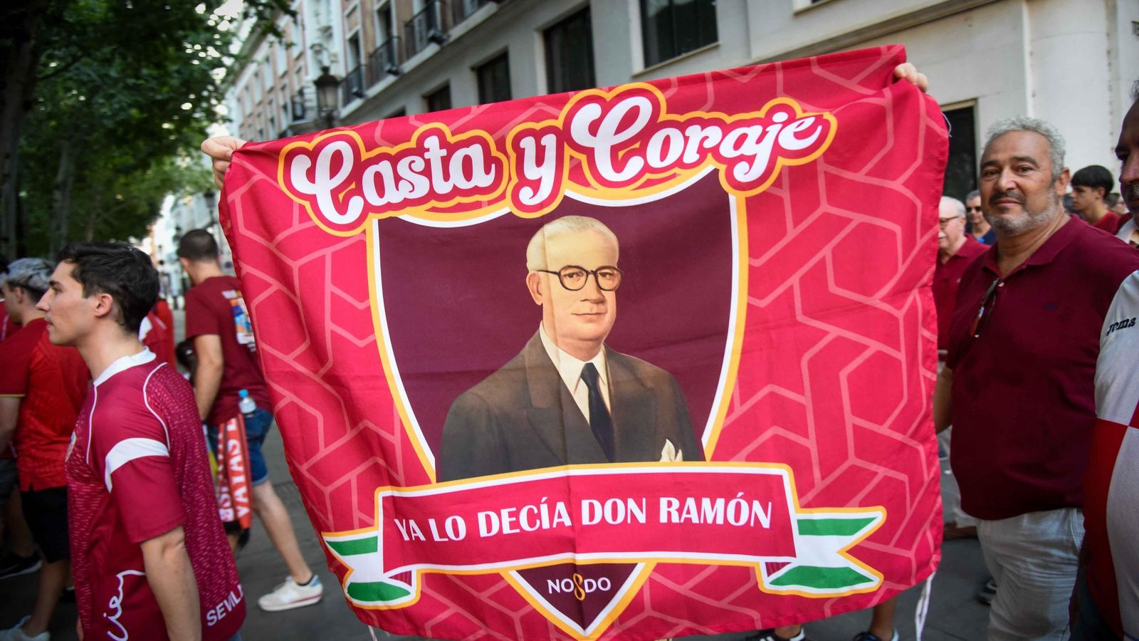 La efigie de Ramón Sánchez-Pizjuán en una bandera durante la marcha.