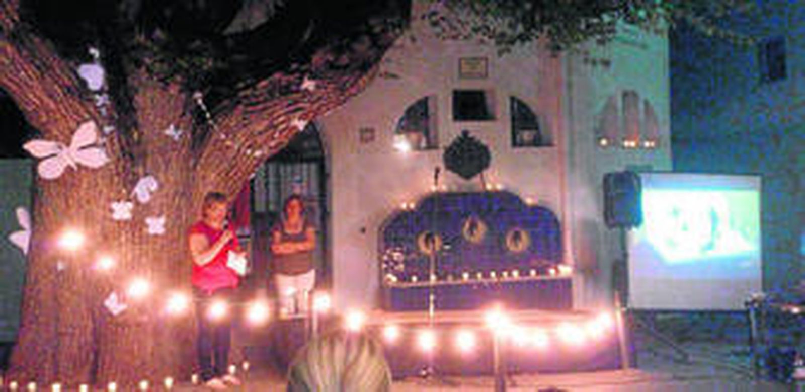 Dos de las autoras que leyeron sus poemas ante un público atento.