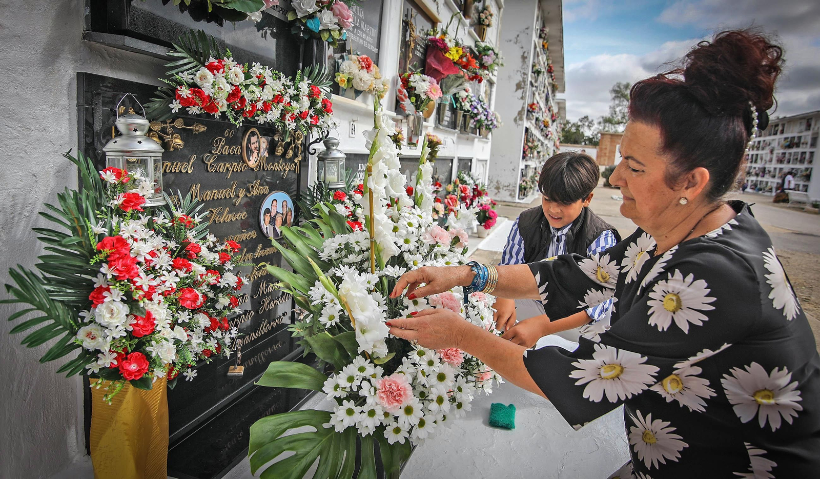 Día de todos los Santos en el cementerio