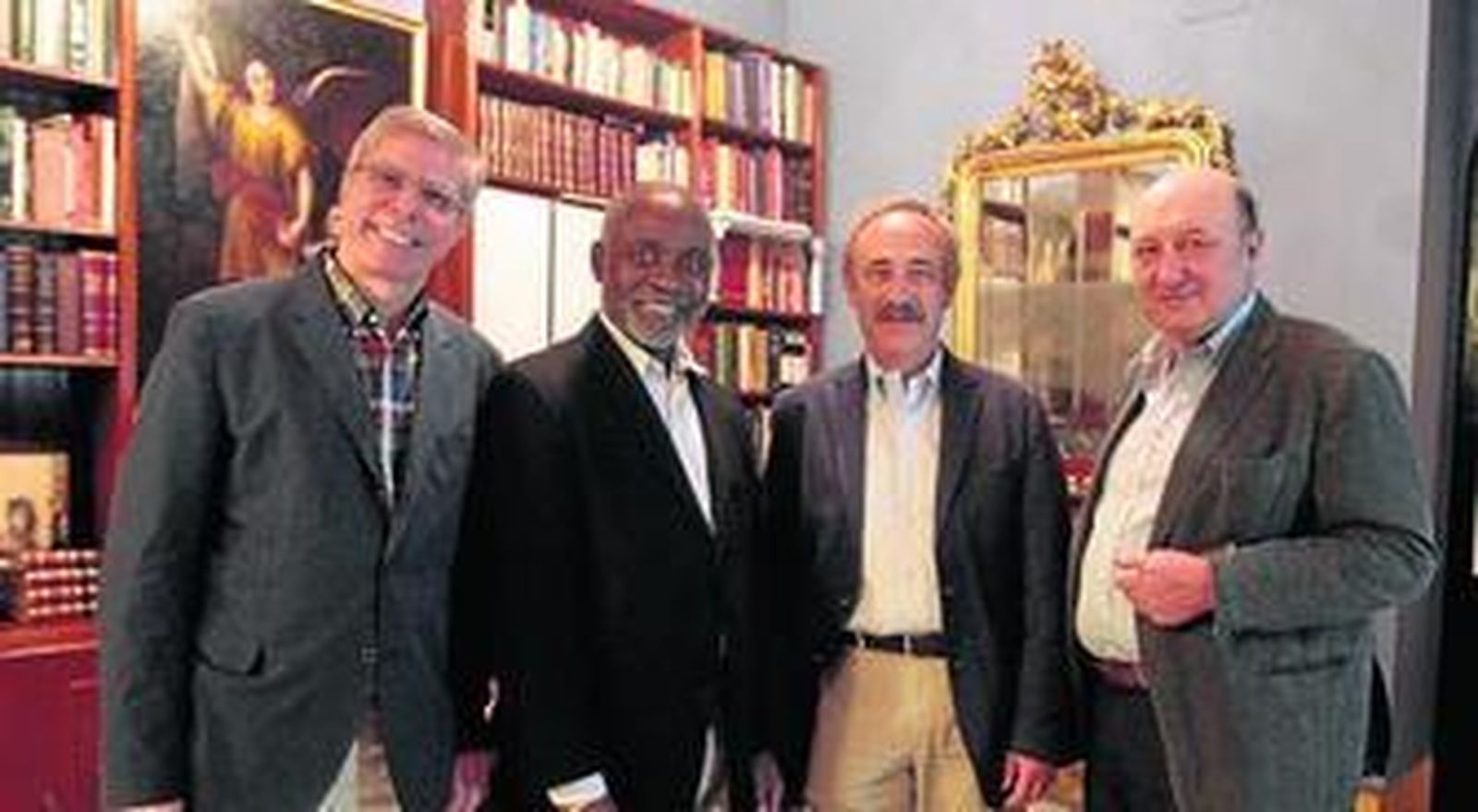 Los cirujanos Antonio Cortés Moreno, Oheneba Boachie-Adjei, Francisco Javier Sánchez Pérez Grueso y Daniele Fabris, ayer en el despacho del primero.