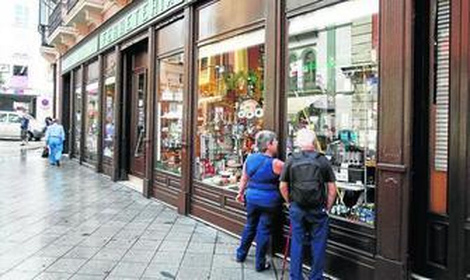 Escaparates del Bazar Victoria, situado en la calle Entrecárceles.