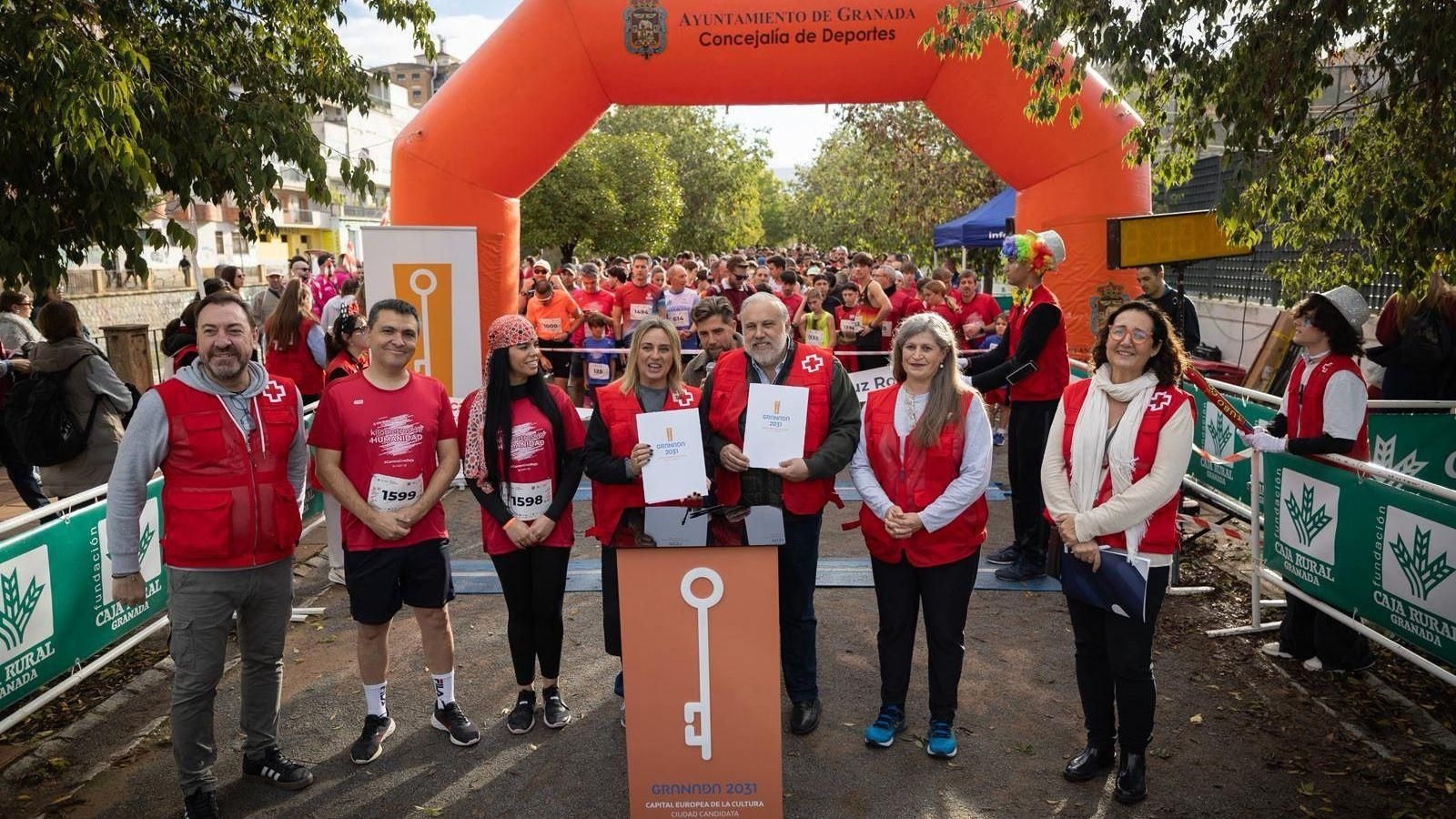La alcaldesa Marifrán Carazo y el presidente provincial de Cruz Roja, Gabino García, firman la adhesión antes de la carrera
